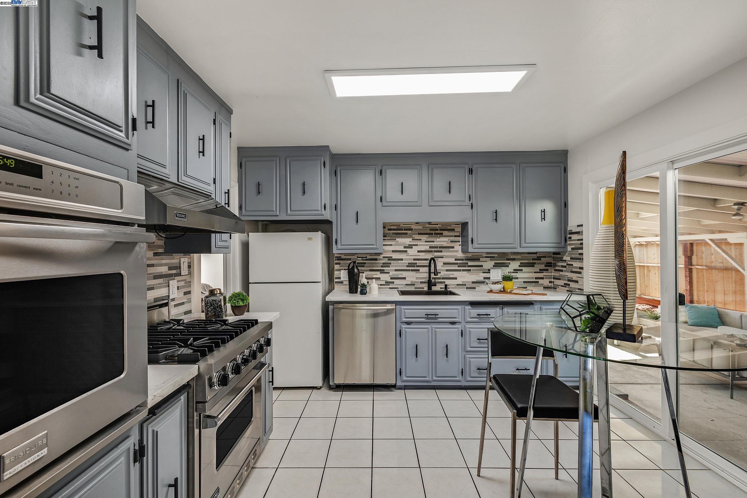 Detail Gallery Image 12 of 33 For 19077 Gliddon St, Castro Valley,  CA 94546 - 3 Beds | 1 Baths