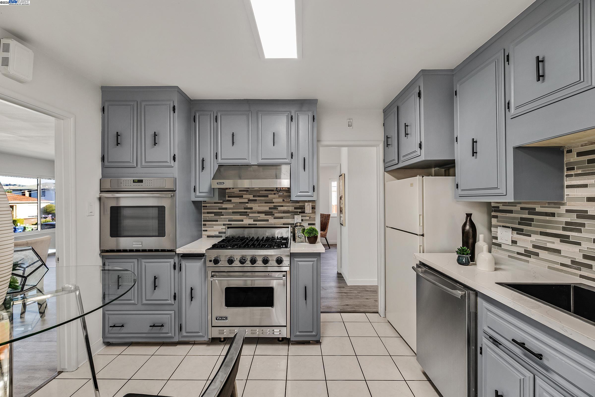 Detail Gallery Image 13 of 33 For 19077 Gliddon St, Castro Valley,  CA 94546 - 3 Beds | 1 Baths