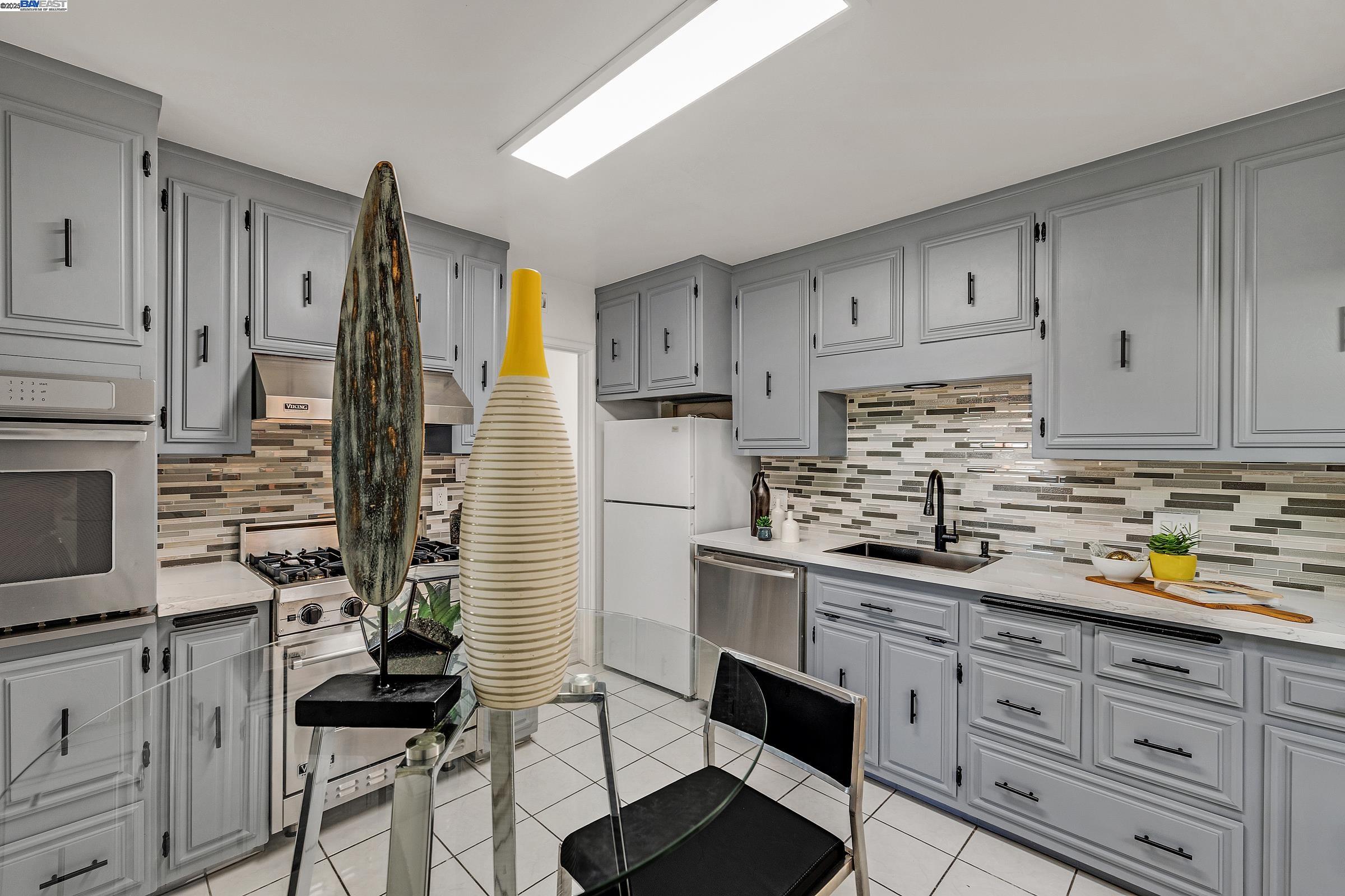 Detail Gallery Image 15 of 33 For 19077 Gliddon St, Castro Valley,  CA 94546 - 3 Beds | 1 Baths