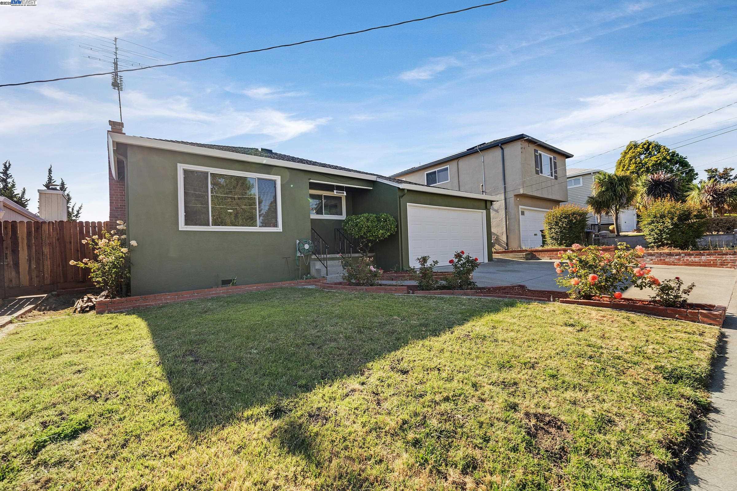 Detail Gallery Image 3 of 33 For 19077 Gliddon St, Castro Valley,  CA 94546 - 3 Beds | 1 Baths
