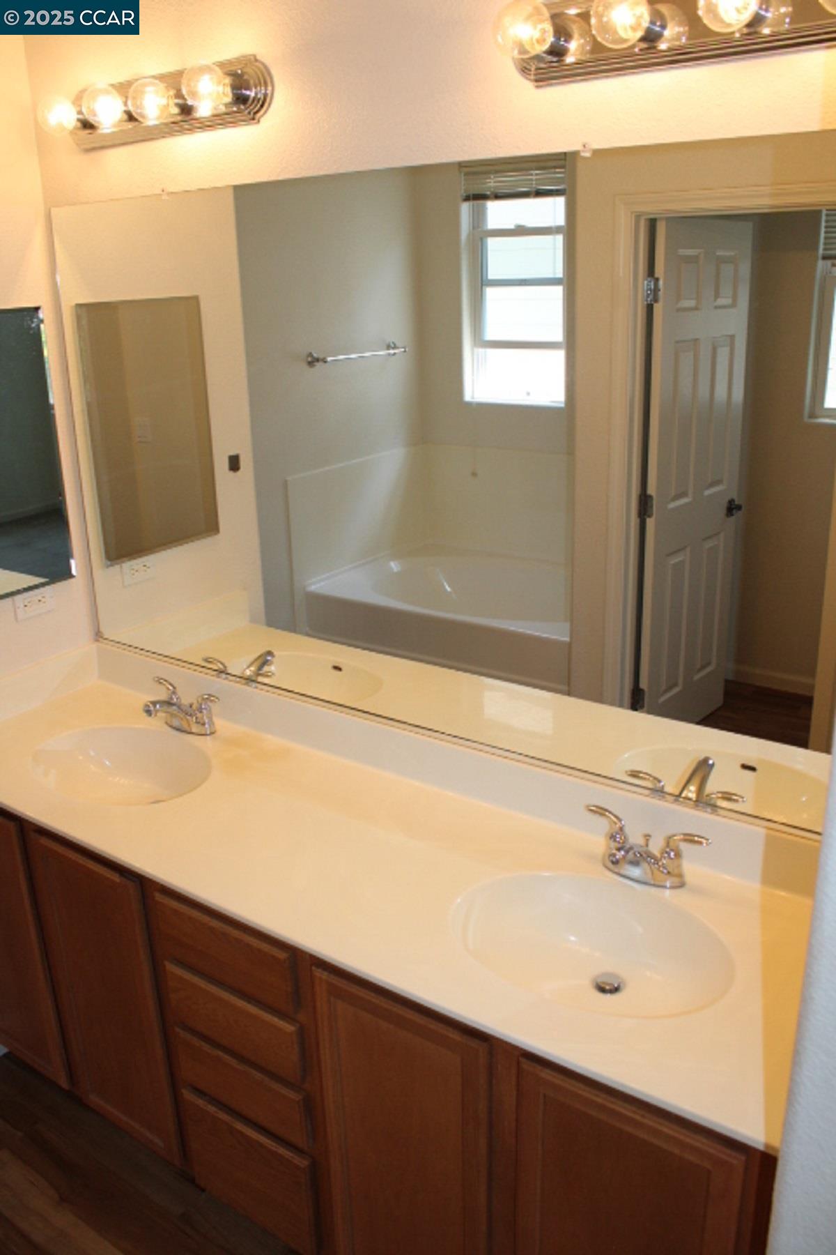 Detail Gallery Image 11 of 25 For 2027 Tsushima St, Hercules,  CA 94547 - 3 Beds | 3/1 Baths