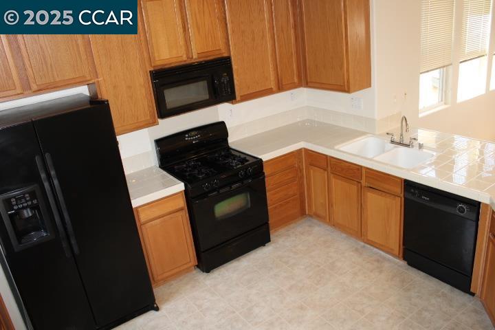 Detail Gallery Image 4 of 25 For 2027 Tsushima St, Hercules,  CA 94547 - 3 Beds | 3/1 Baths