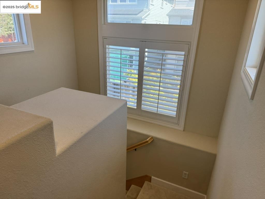Detail Gallery Image 6 of 29 For 203 Seaview Dr, Richmond,  CA 94801 - 4 Beds | 3/1 Baths