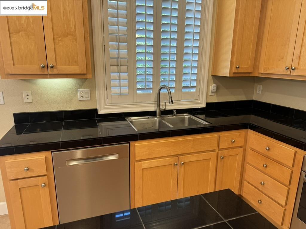 Detail Gallery Image 7 of 29 For 203 Seaview Dr, Richmond,  CA 94801 - 4 Beds | 3/1 Baths