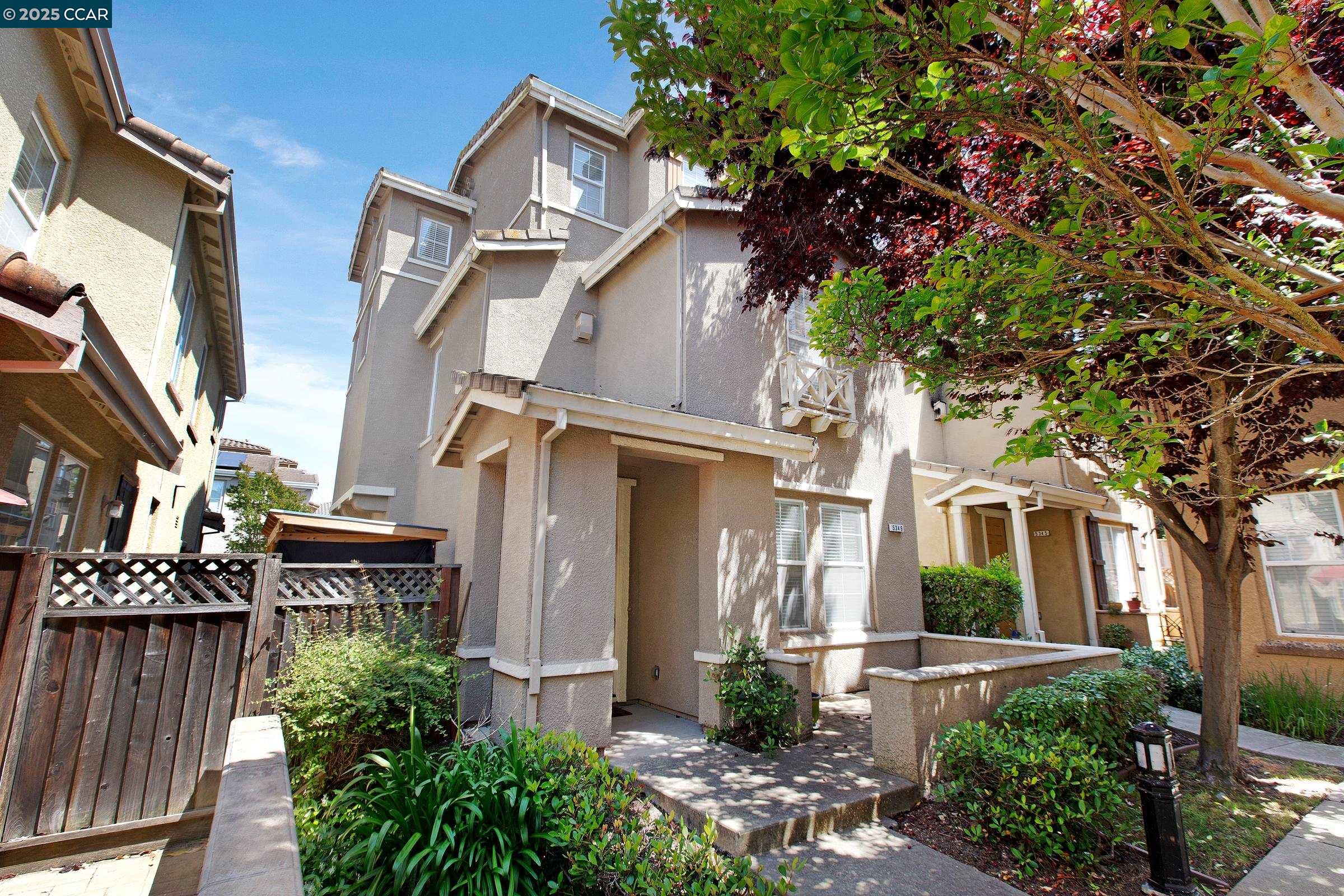 Detail Gallery Image 2 of 36 For 5349 Eagle Court, Richmond,  CA 94806 - 3 Beds | 3/1 Baths