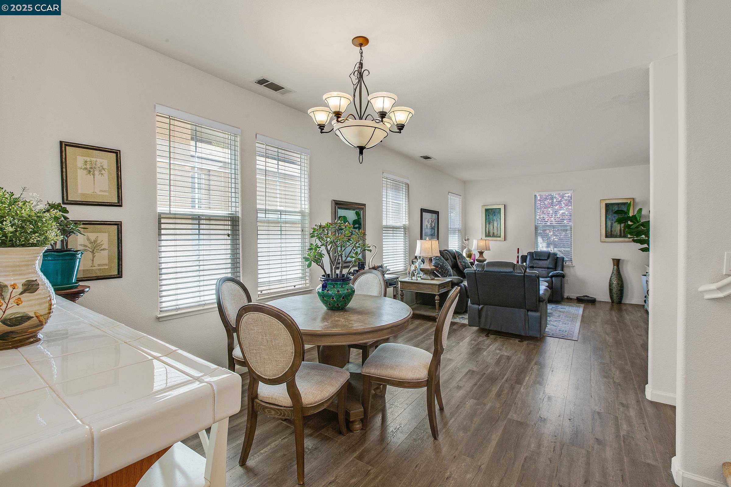 Detail Gallery Image 4 of 36 For 5349 Eagle Court, Richmond,  CA 94806 - 3 Beds | 3/1 Baths