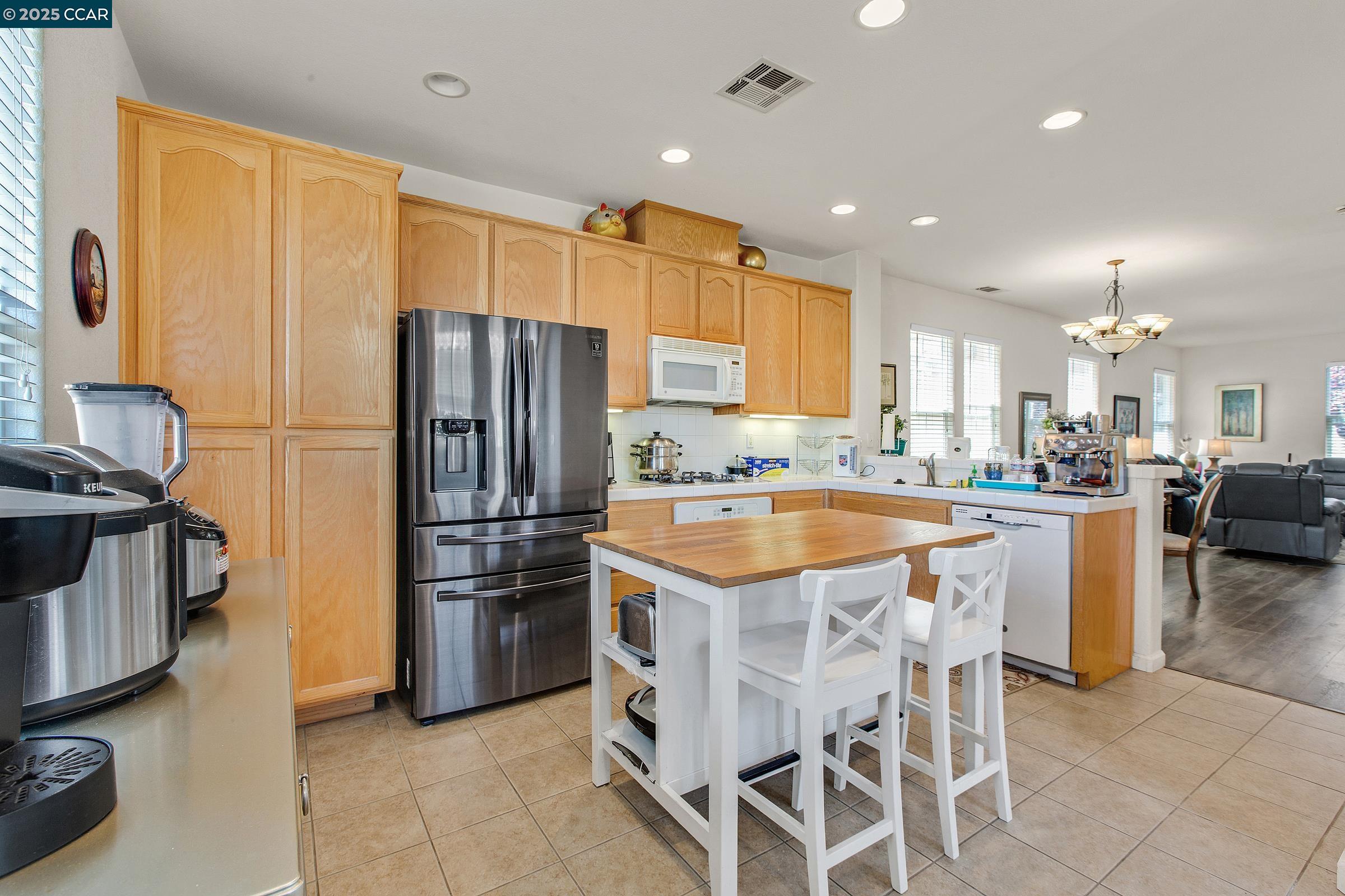 Detail Gallery Image 5 of 36 For 5349 Eagle Court, Richmond,  CA 94806 - 3 Beds | 3/1 Baths