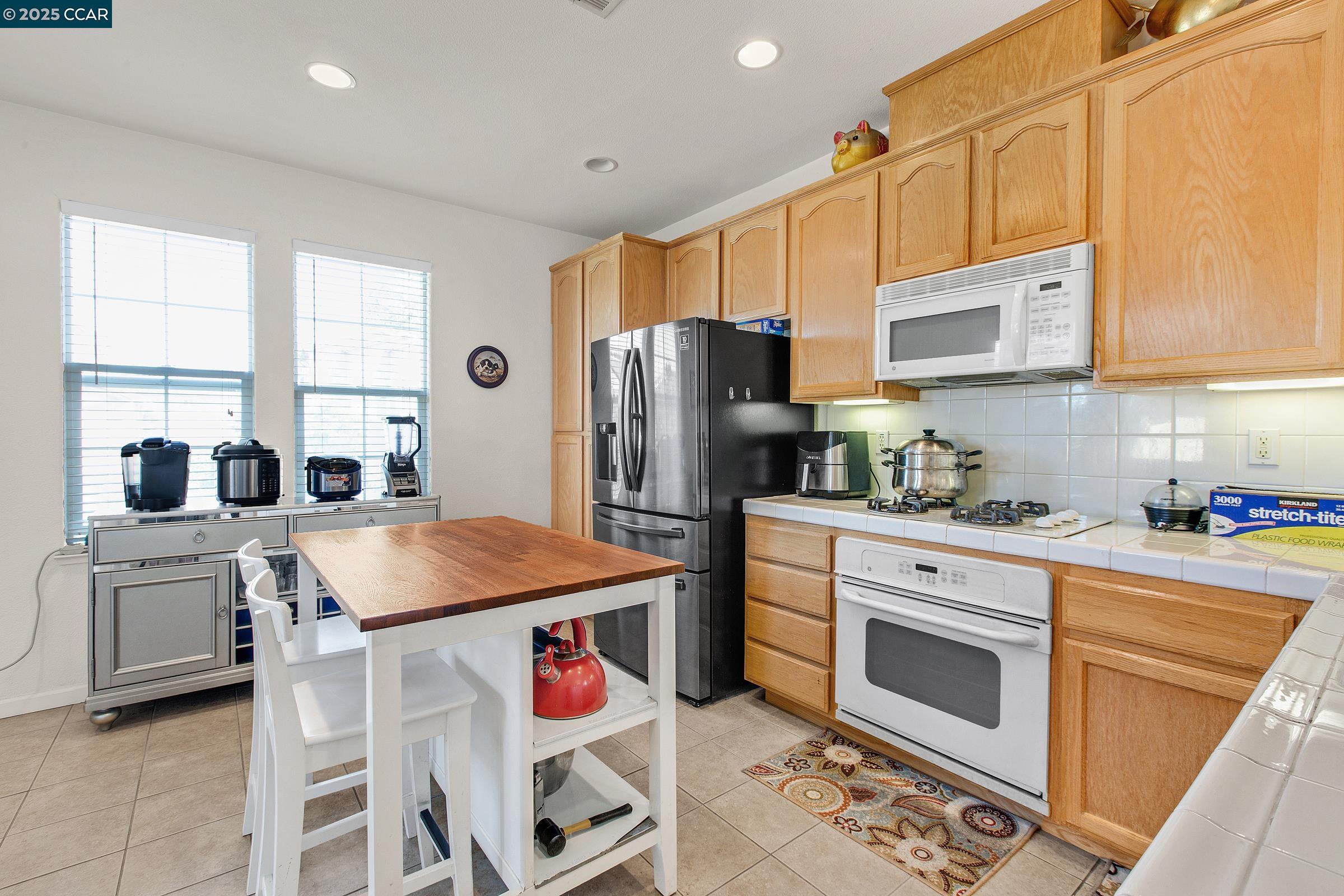 Detail Gallery Image 6 of 36 For 5349 Eagle Court, Richmond,  CA 94806 - 3 Beds | 3/1 Baths