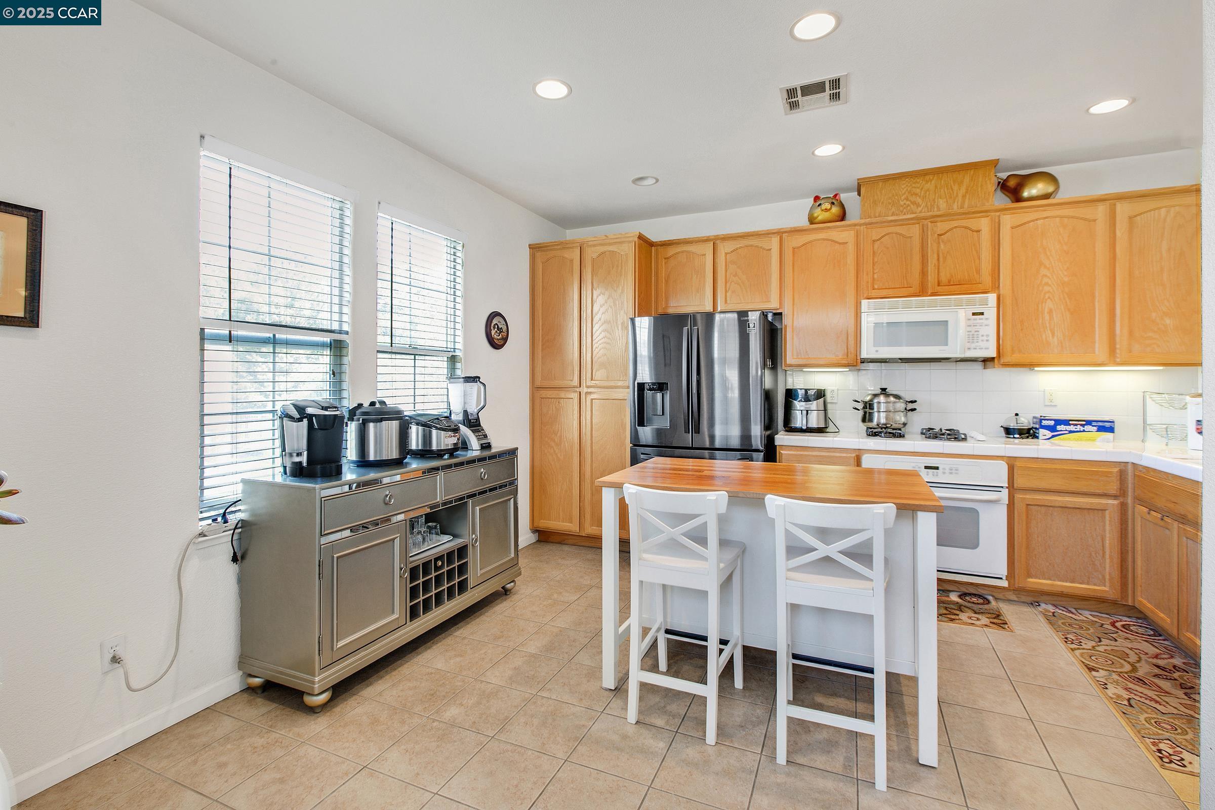 Detail Gallery Image 7 of 36 For 5349 Eagle Court, Richmond,  CA 94806 - 3 Beds | 3/1 Baths