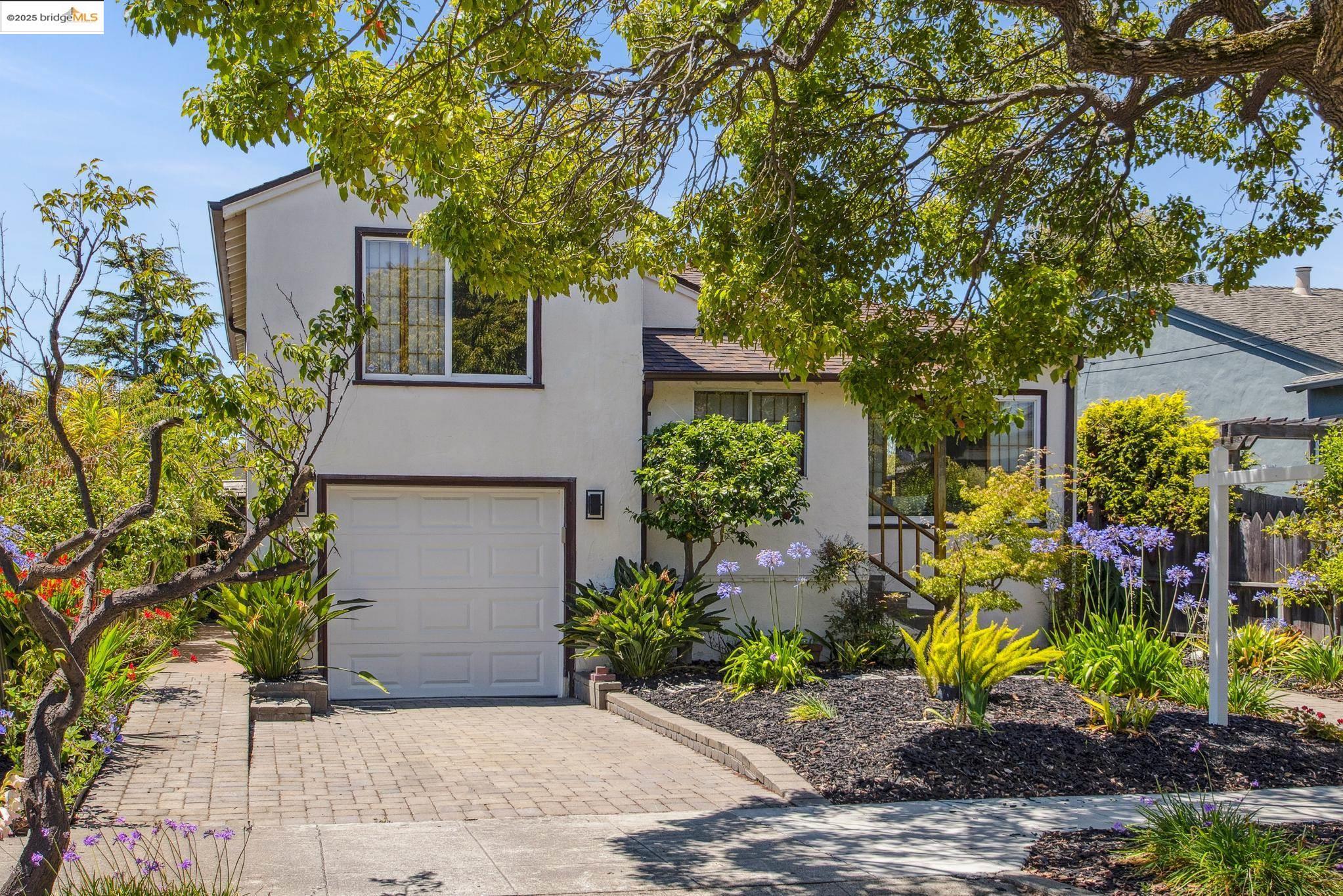 Detail Gallery Image 2 of 57 For 2416 Valley St, Berkeley,  CA 94702 - 2 Beds | 1 Baths