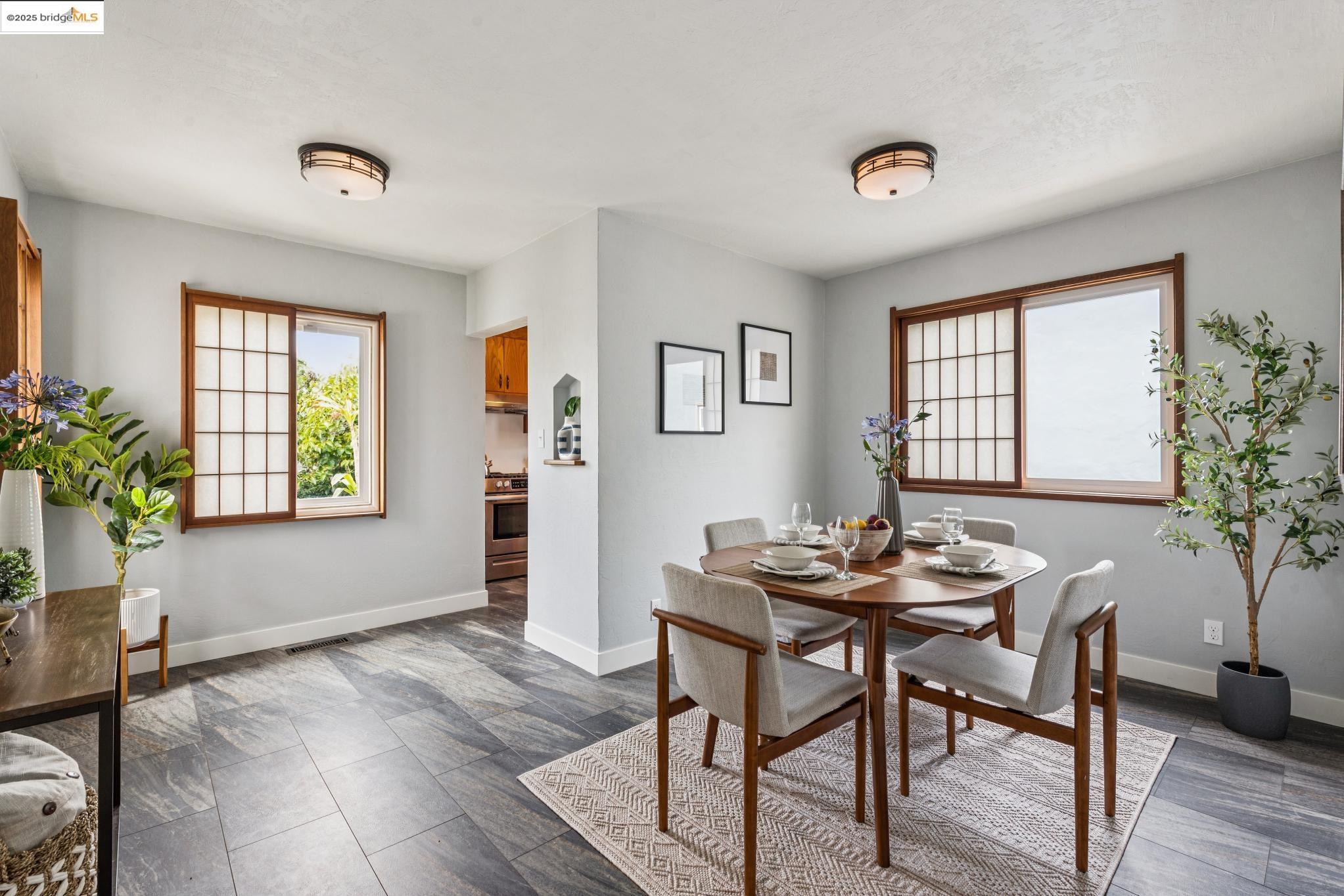 Detail Gallery Image 14 of 57 For 2416 Valley St, Berkeley,  CA 94702 - 2 Beds | 1 Baths