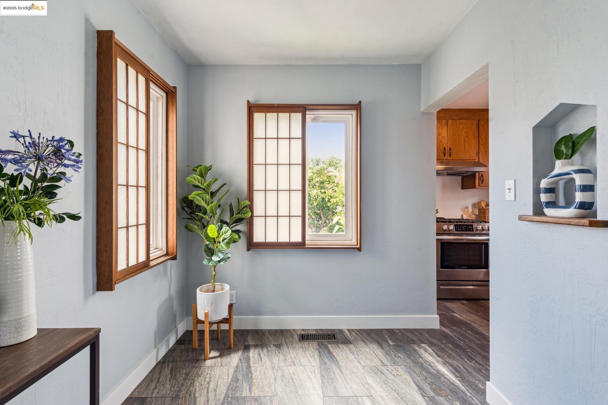 Detail Gallery Image 19 of 57 For 2416 Valley St, Berkeley,  CA 94702 - 2 Beds | 1 Baths