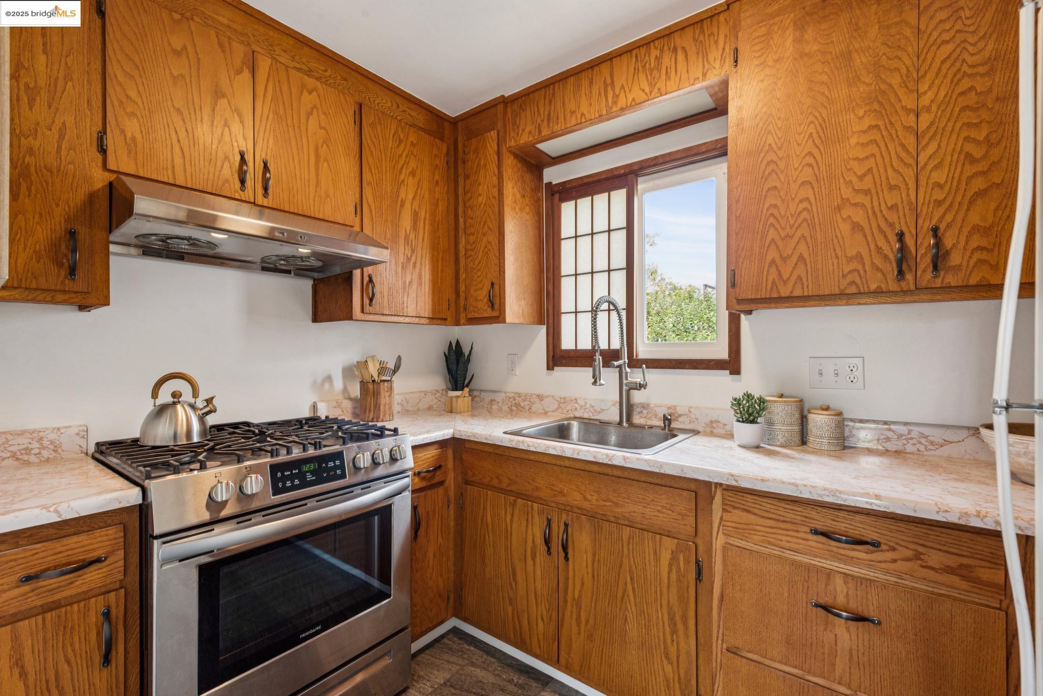 Detail Gallery Image 20 of 57 For 2416 Valley St, Berkeley,  CA 94702 - 2 Beds | 1 Baths