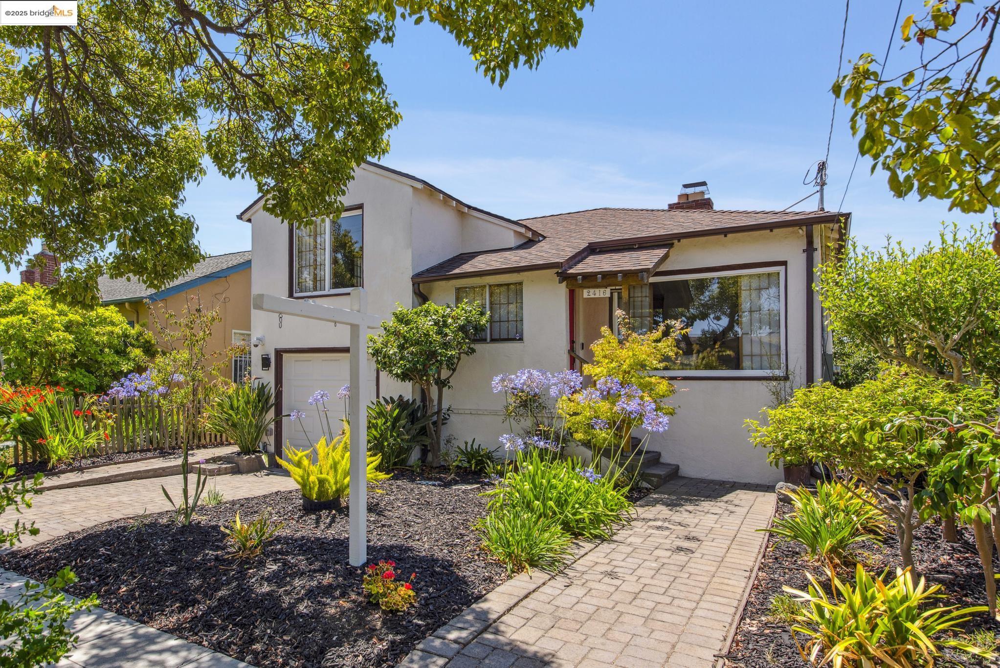 Detail Gallery Image 3 of 57 For 2416 Valley St, Berkeley,  CA 94702 - 2 Beds | 1 Baths