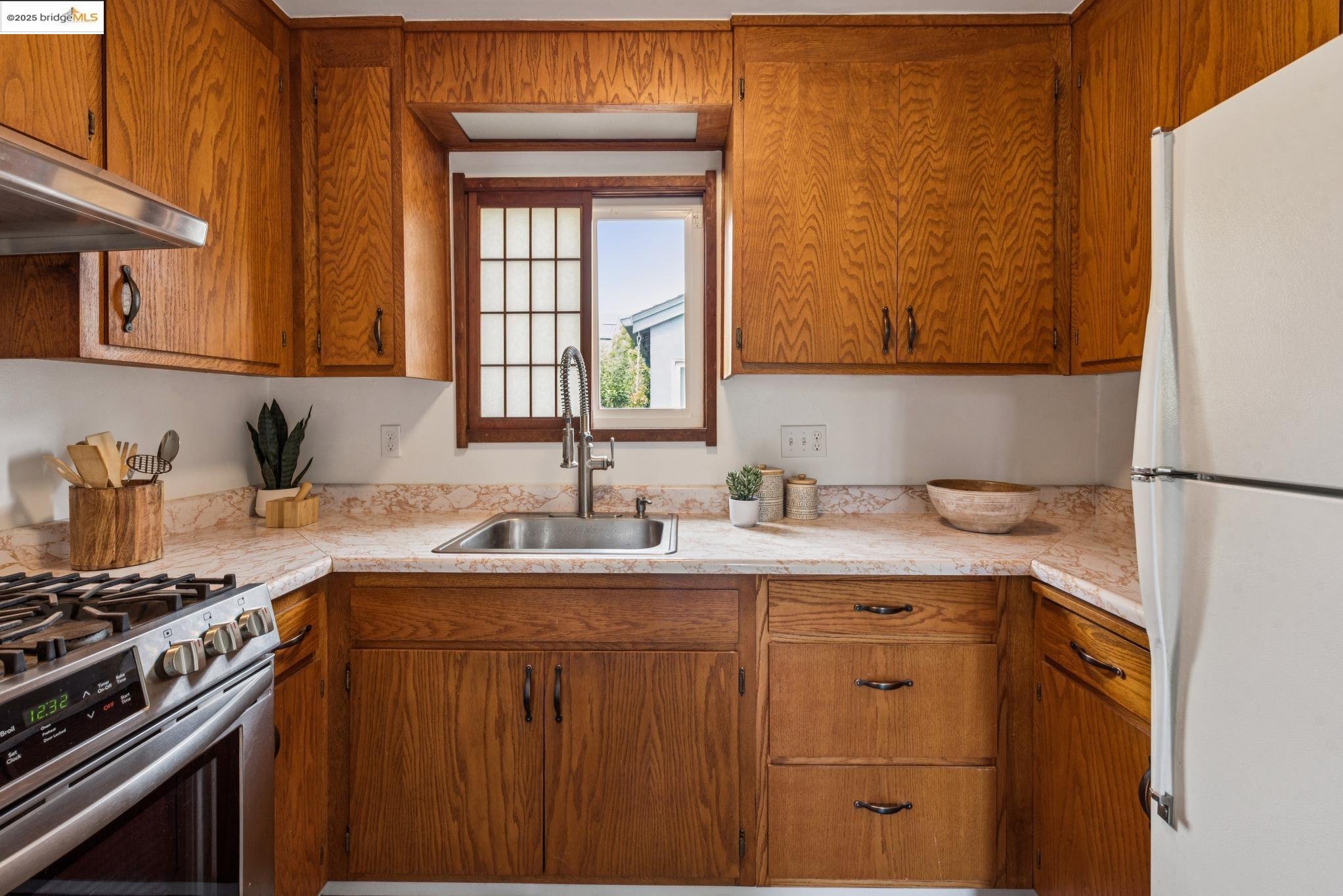 Detail Gallery Image 21 of 57 For 2416 Valley St, Berkeley,  CA 94702 - 2 Beds | 1 Baths