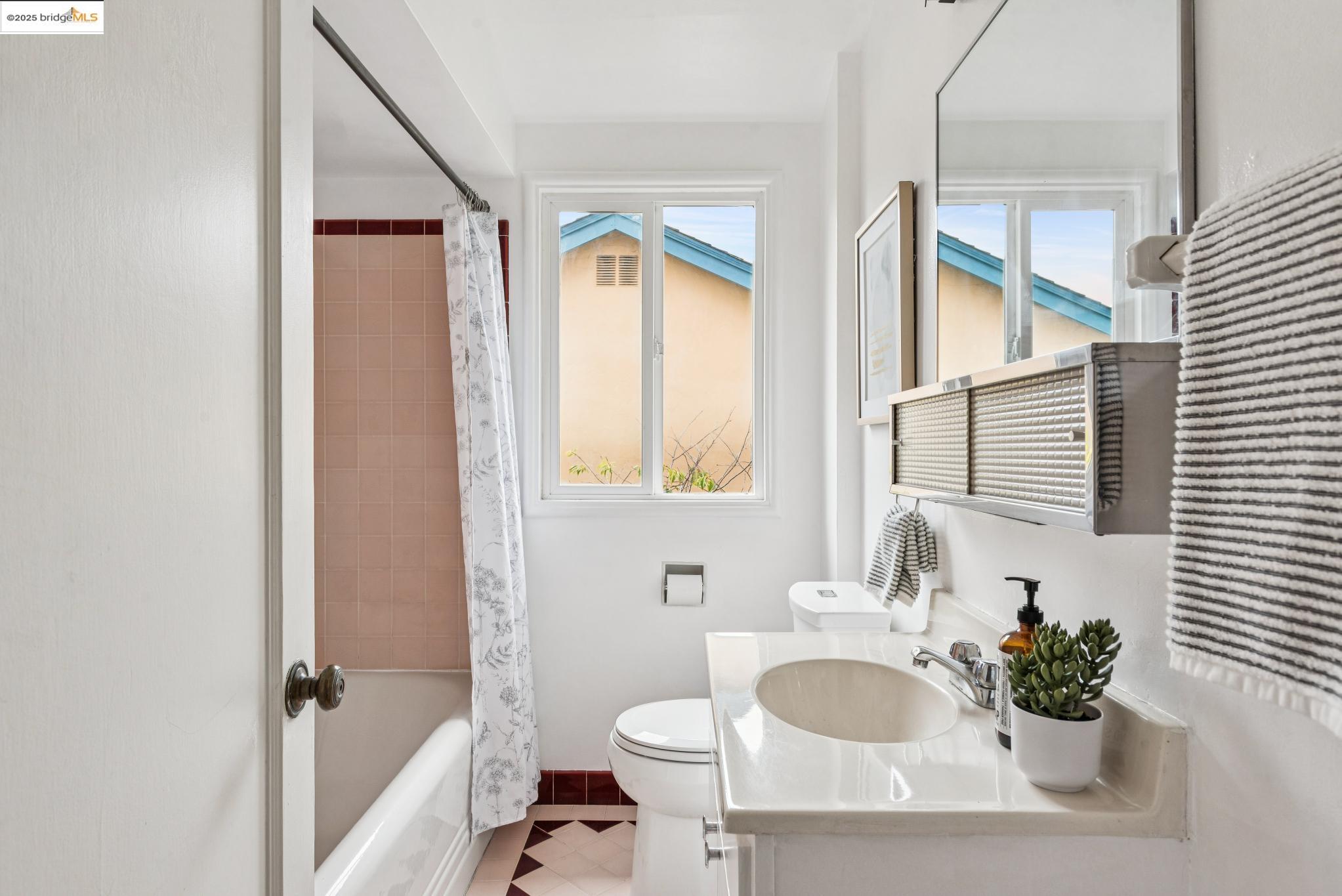 Detail Gallery Image 26 of 57 For 2416 Valley St, Berkeley,  CA 94702 - 2 Beds | 1 Baths