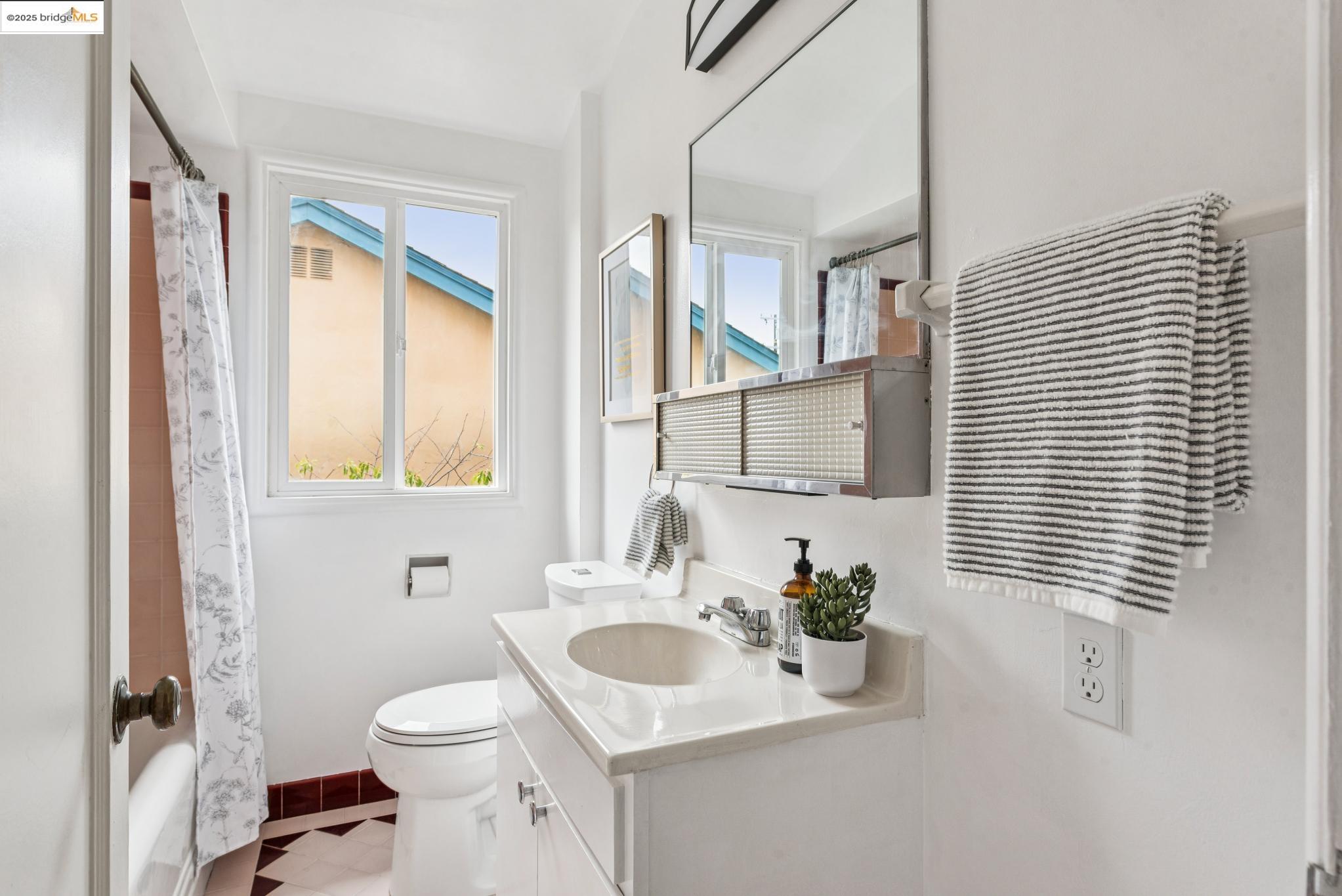 Detail Gallery Image 27 of 57 For 2416 Valley St, Berkeley,  CA 94702 - 2 Beds | 1 Baths