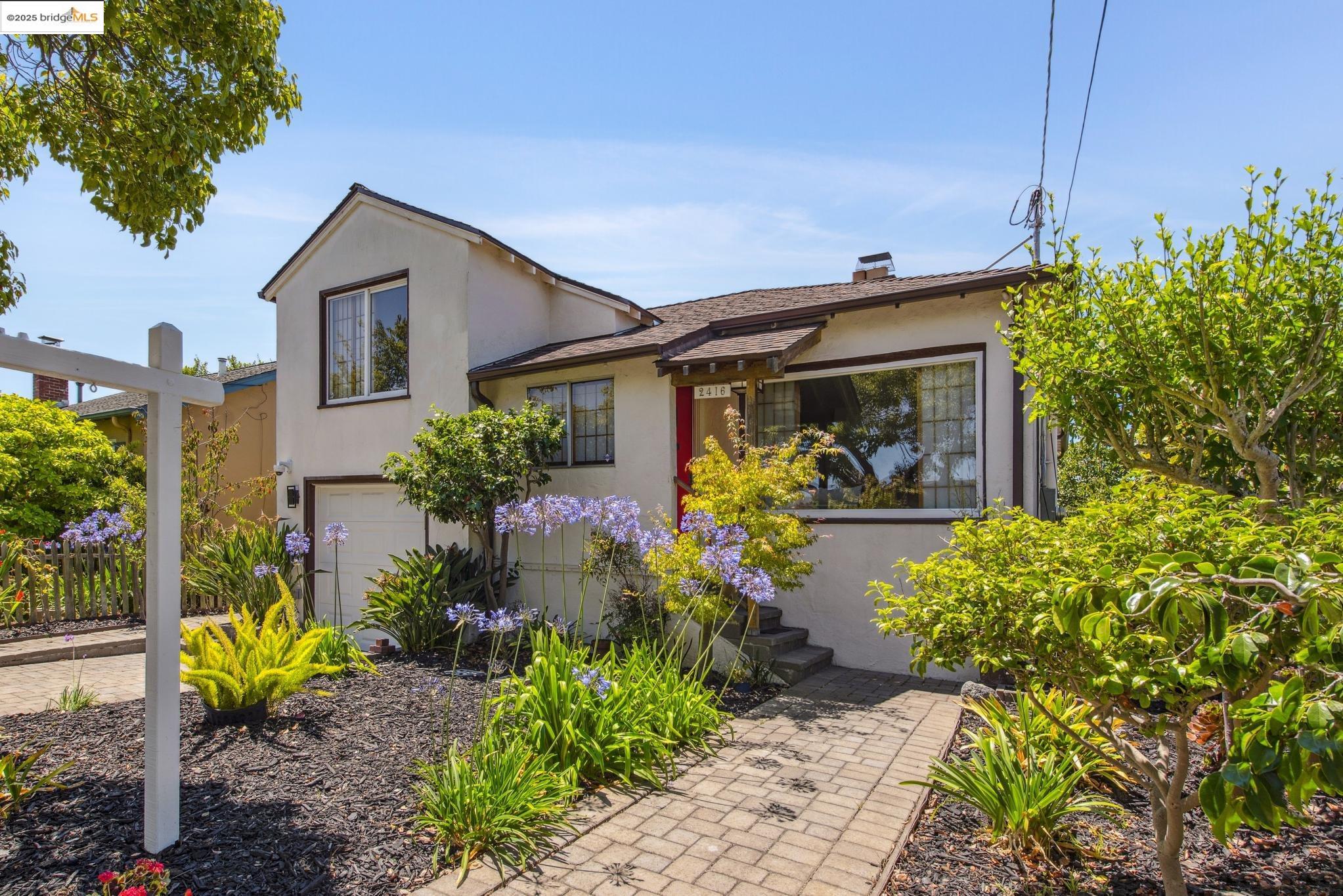 Detail Gallery Image 4 of 57 For 2416 Valley St, Berkeley,  CA 94702 - 2 Beds | 1 Baths