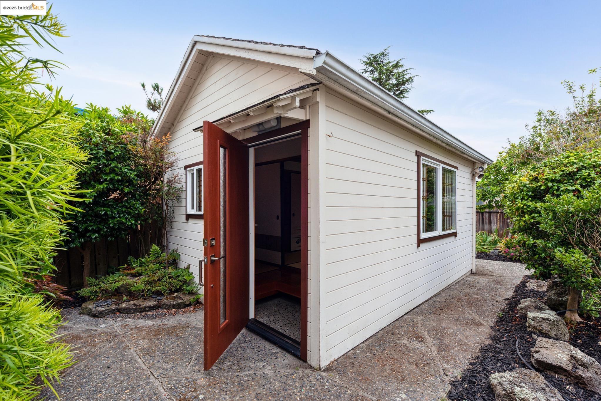 Detail Gallery Image 34 of 57 For 2416 Valley St, Berkeley,  CA 94702 - 2 Beds | 1 Baths
