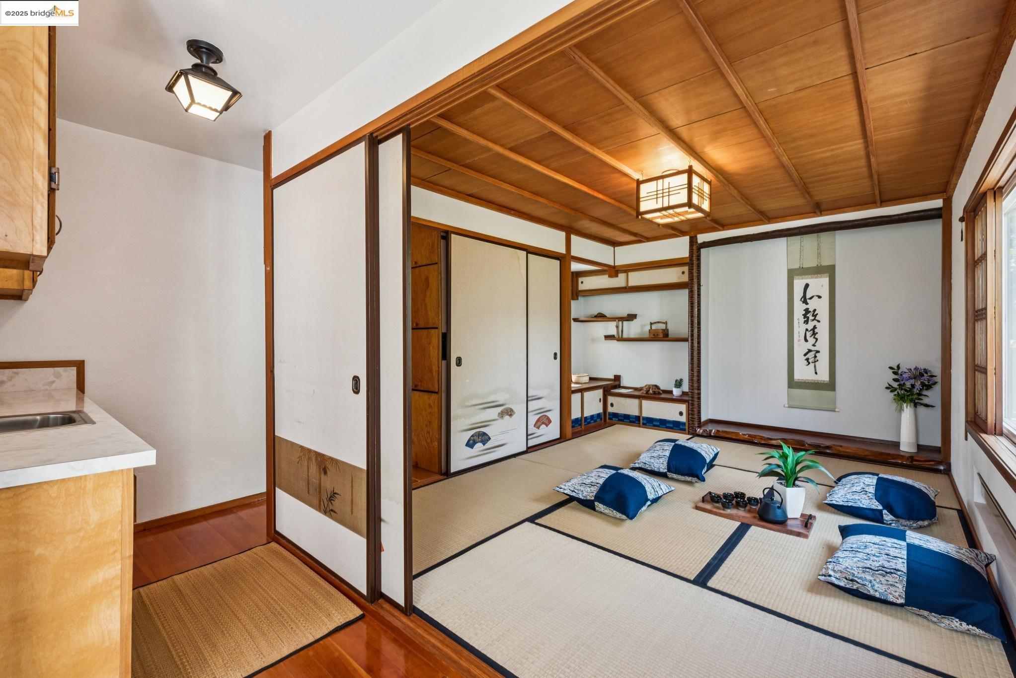 Detail Gallery Image 35 of 57 For 2416 Valley St, Berkeley,  CA 94702 - 2 Beds | 1 Baths