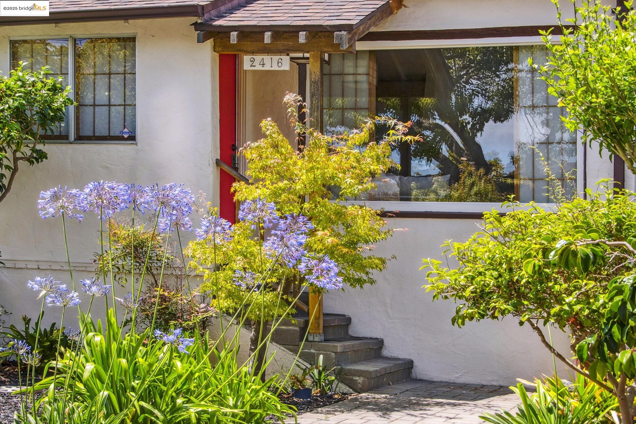 Detail Gallery Image 5 of 57 For 2416 Valley St, Berkeley,  CA 94702 - 2 Beds | 1 Baths