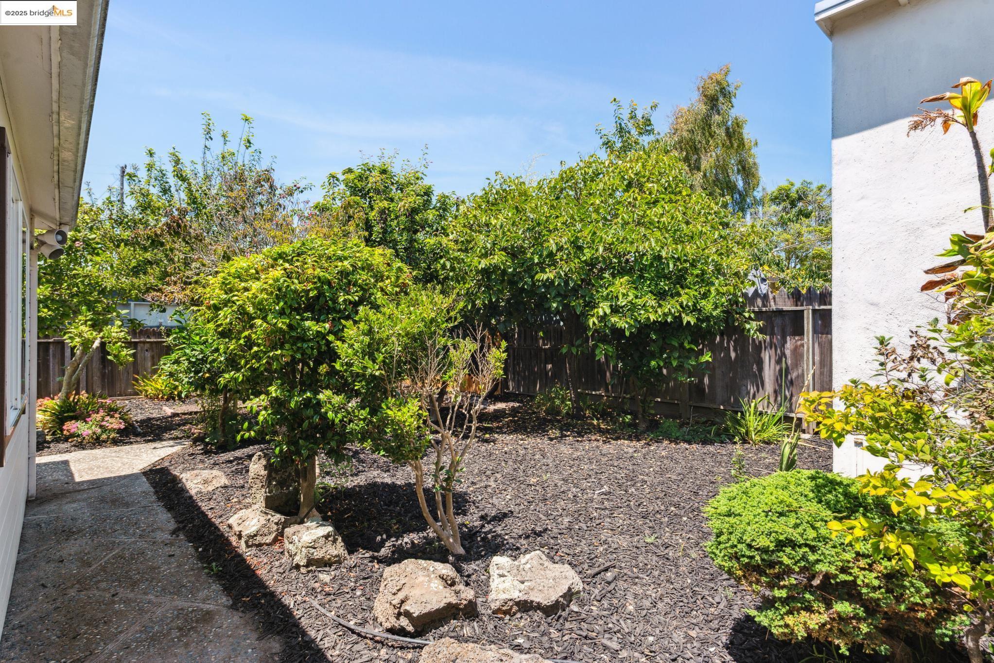 Detail Gallery Image 42 of 57 For 2416 Valley St, Berkeley,  CA 94702 - 2 Beds | 1 Baths