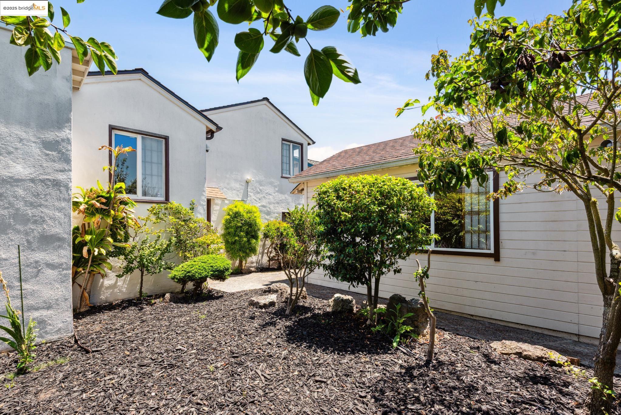 Detail Gallery Image 43 of 57 For 2416 Valley St, Berkeley,  CA 94702 - 2 Beds | 1 Baths