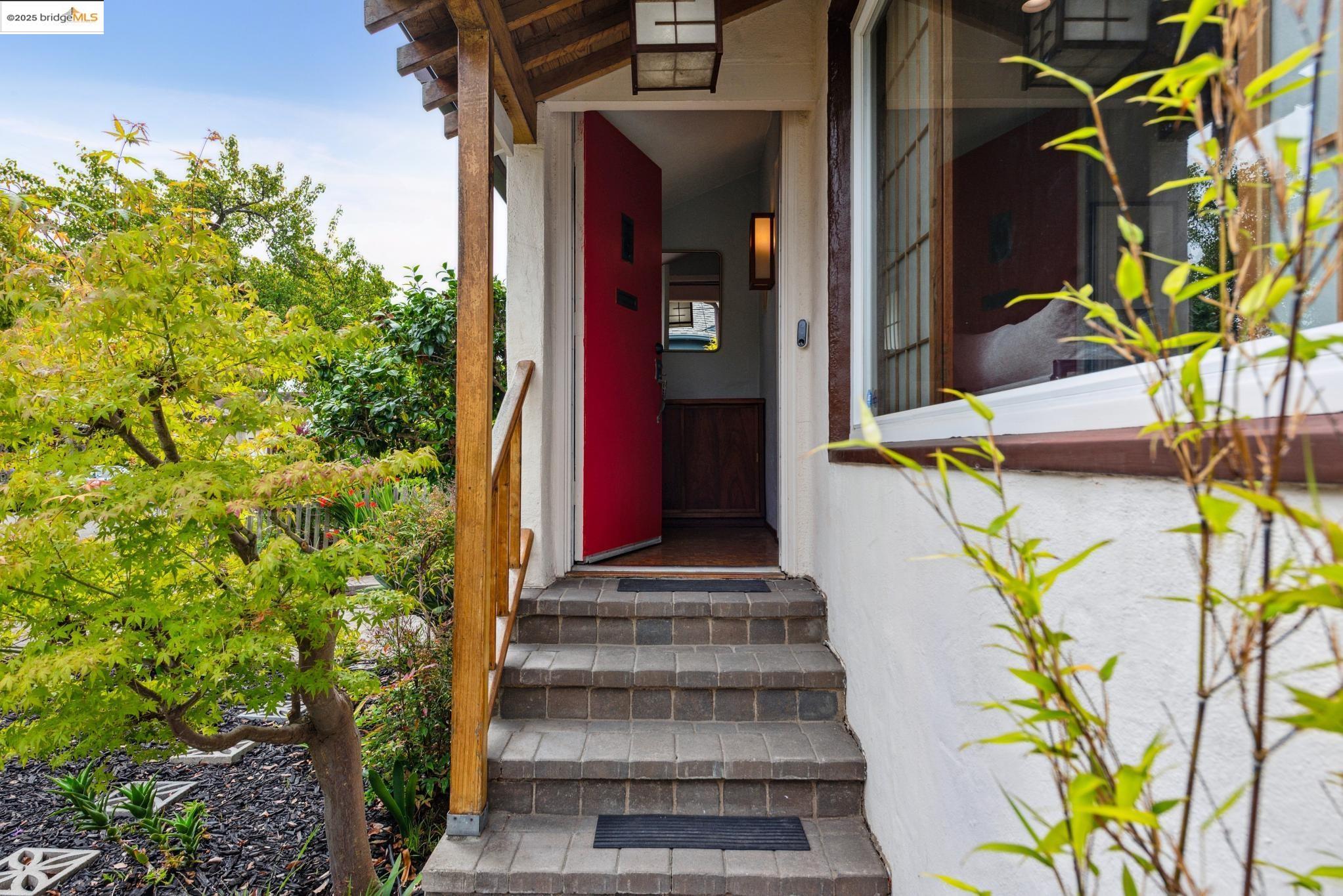 Detail Gallery Image 6 of 57 For 2416 Valley St, Berkeley,  CA 94702 - 2 Beds | 1 Baths