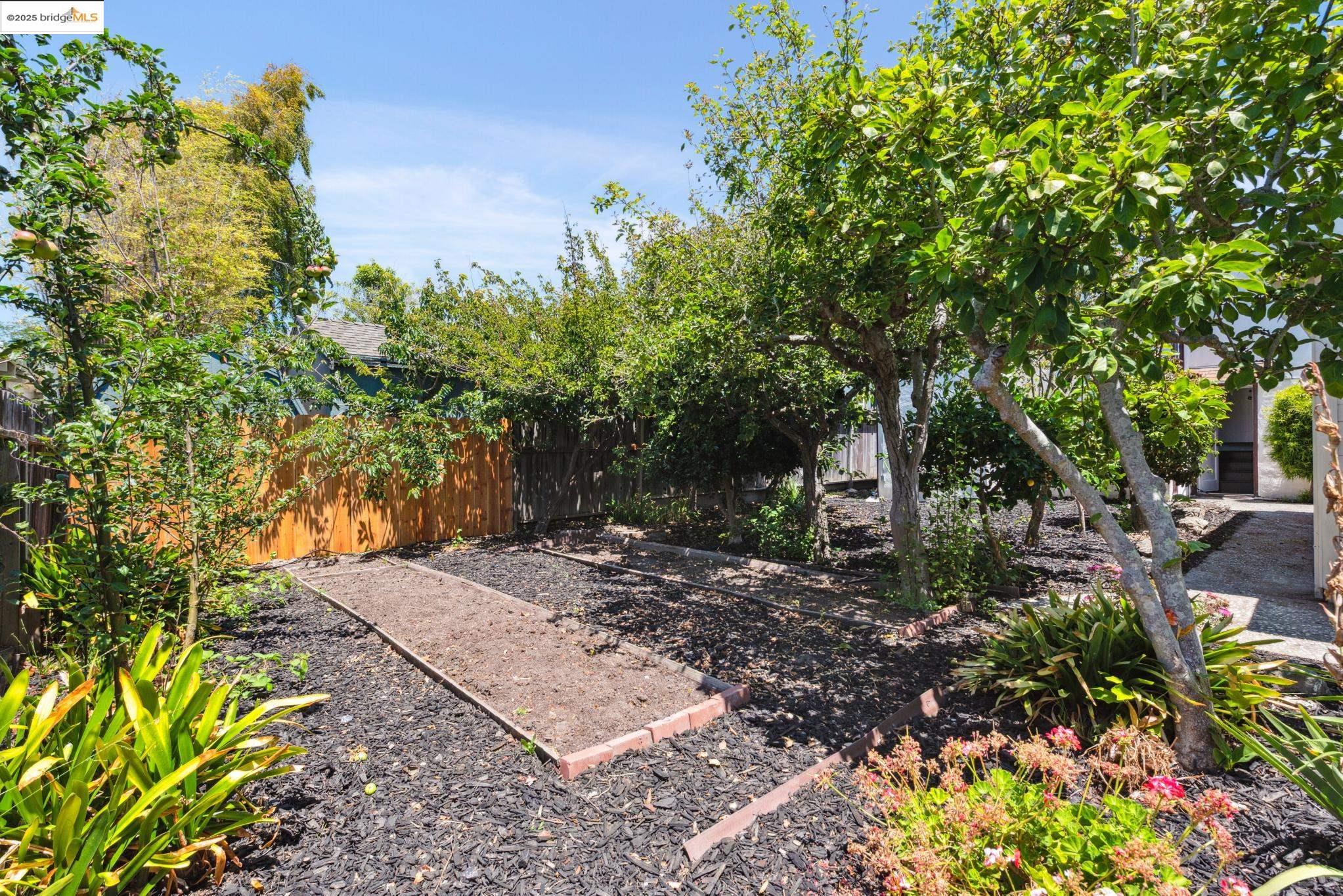 Detail Gallery Image 52 of 57 For 2416 Valley St, Berkeley,  CA 94702 - 2 Beds | 1 Baths