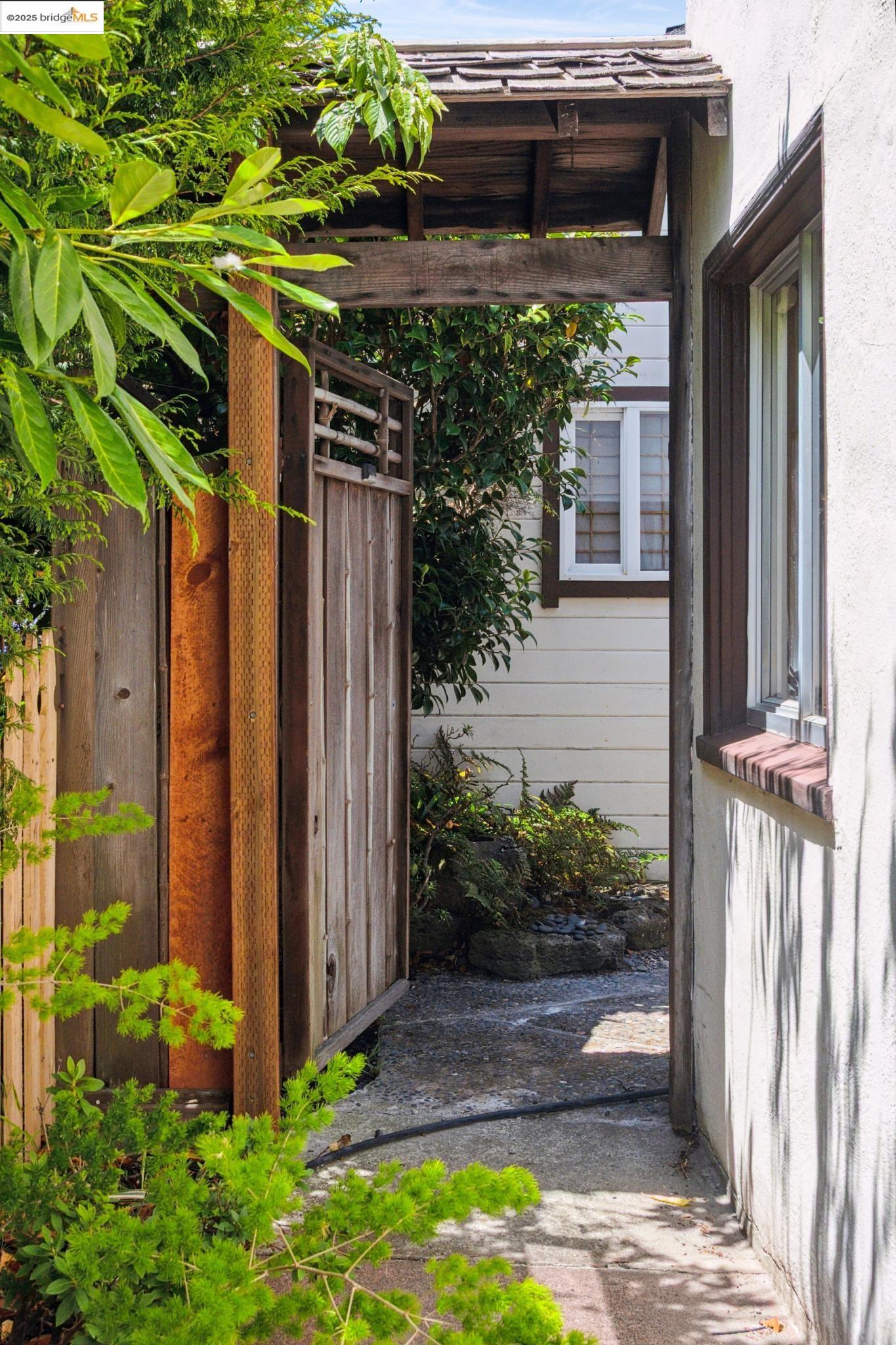 Detail Gallery Image 53 of 57 For 2416 Valley St, Berkeley,  CA 94702 - 2 Beds | 1 Baths