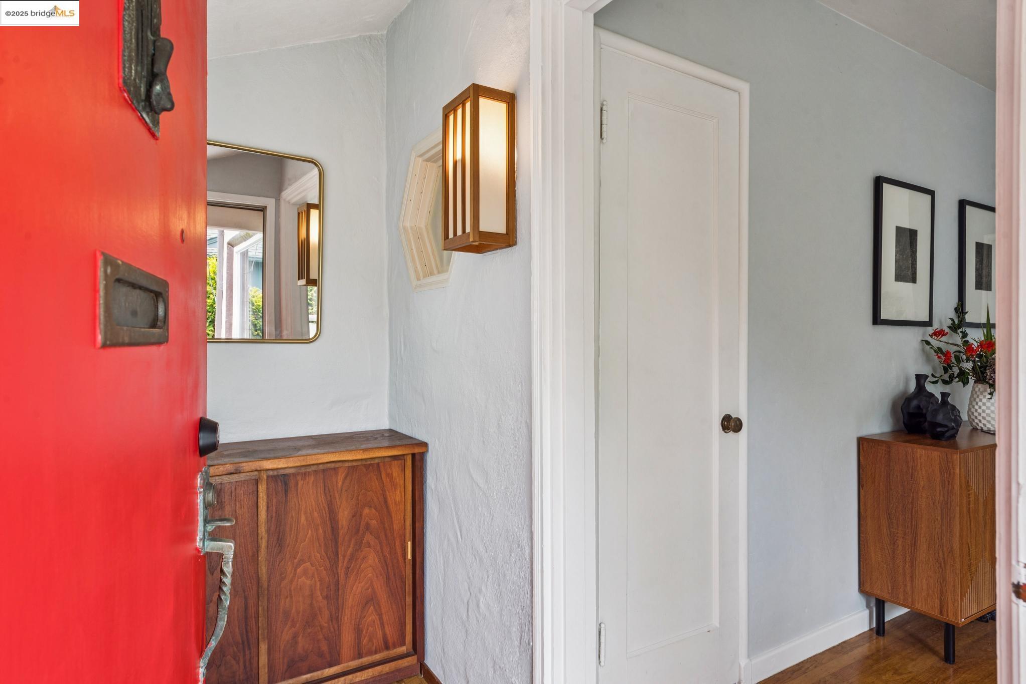 Detail Gallery Image 7 of 57 For 2416 Valley St, Berkeley,  CA 94702 - 2 Beds | 1 Baths