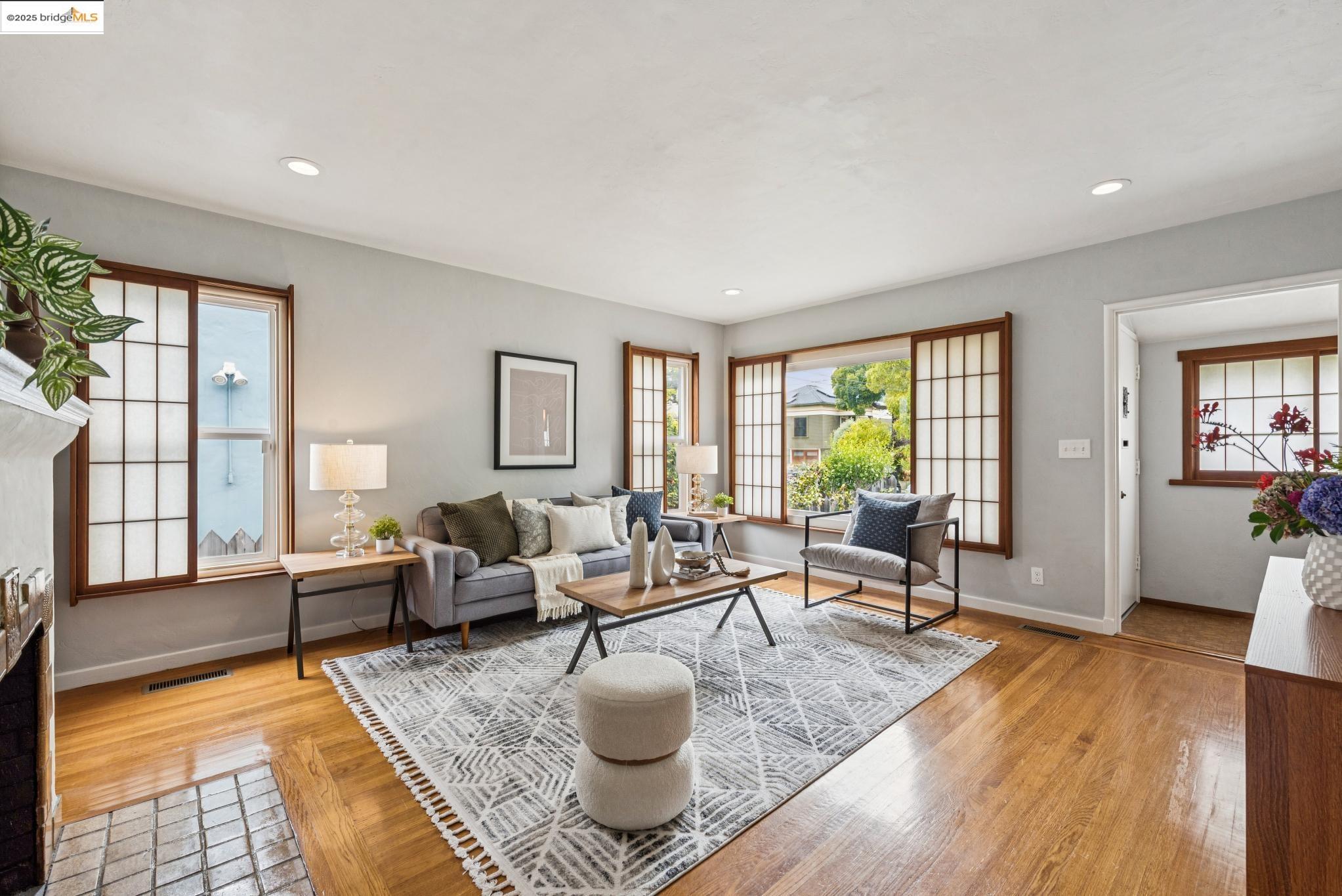 Detail Gallery Image 10 of 57 For 2416 Valley St, Berkeley,  CA 94702 - 2 Beds | 1 Baths