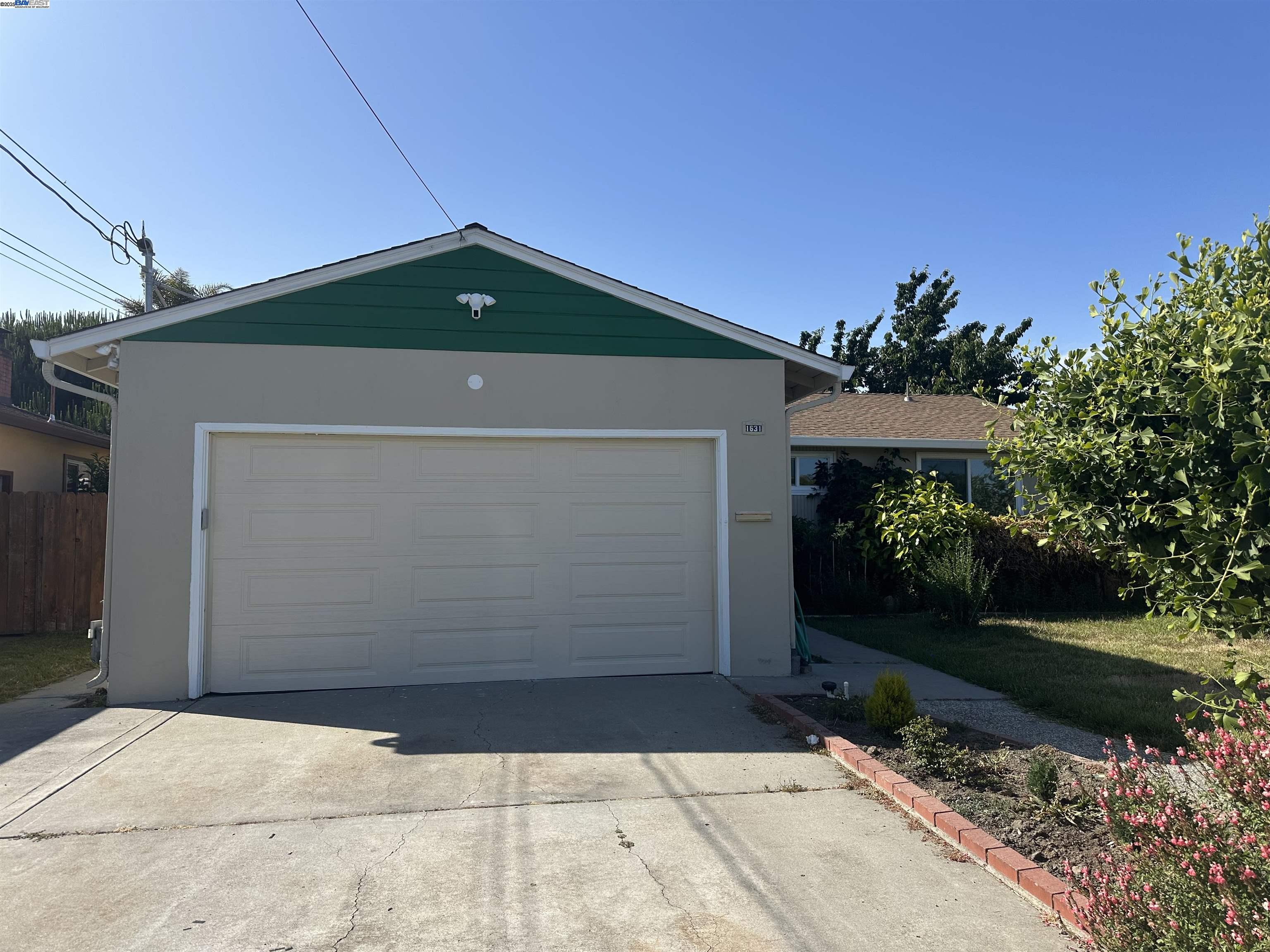 Detail Gallery Image 1 of 11 For 1631 via Ventana, San Lorenzo,  CA 94580 - 5 Beds | 2/1 Baths
