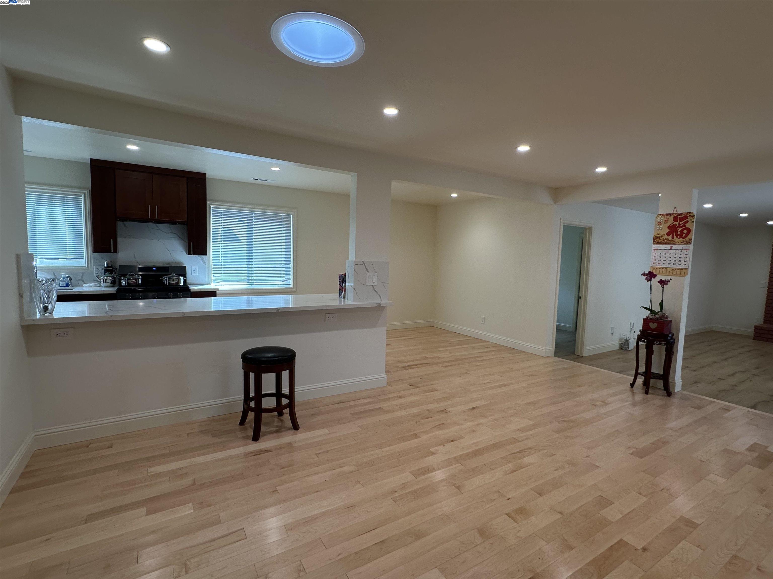 Detail Gallery Image 2 of 11 For 1631 via Ventana, San Lorenzo,  CA 94580 - 5 Beds | 2/1 Baths