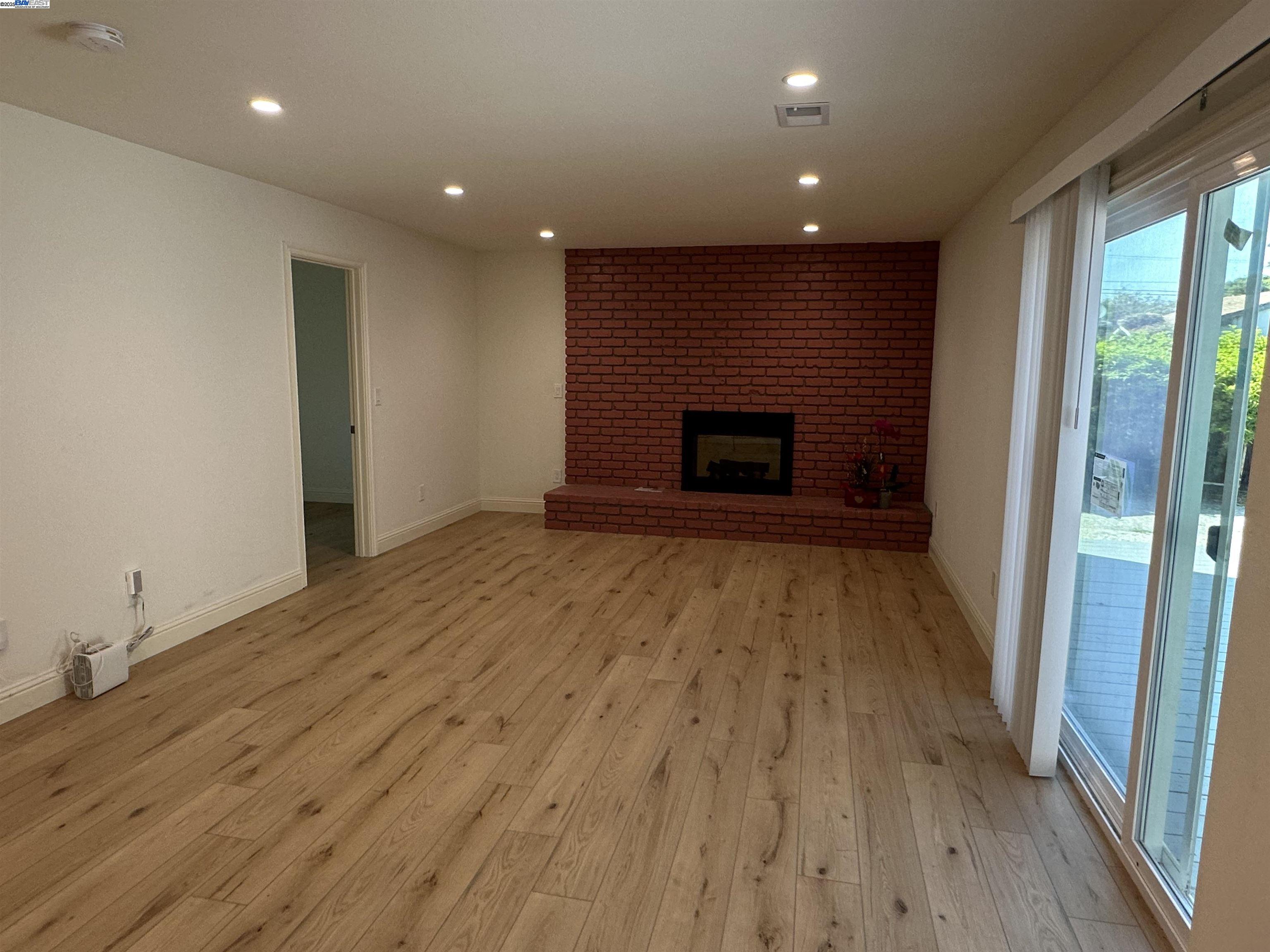 Detail Gallery Image 3 of 11 For 1631 via Ventana, San Lorenzo,  CA 94580 - 5 Beds | 2/1 Baths