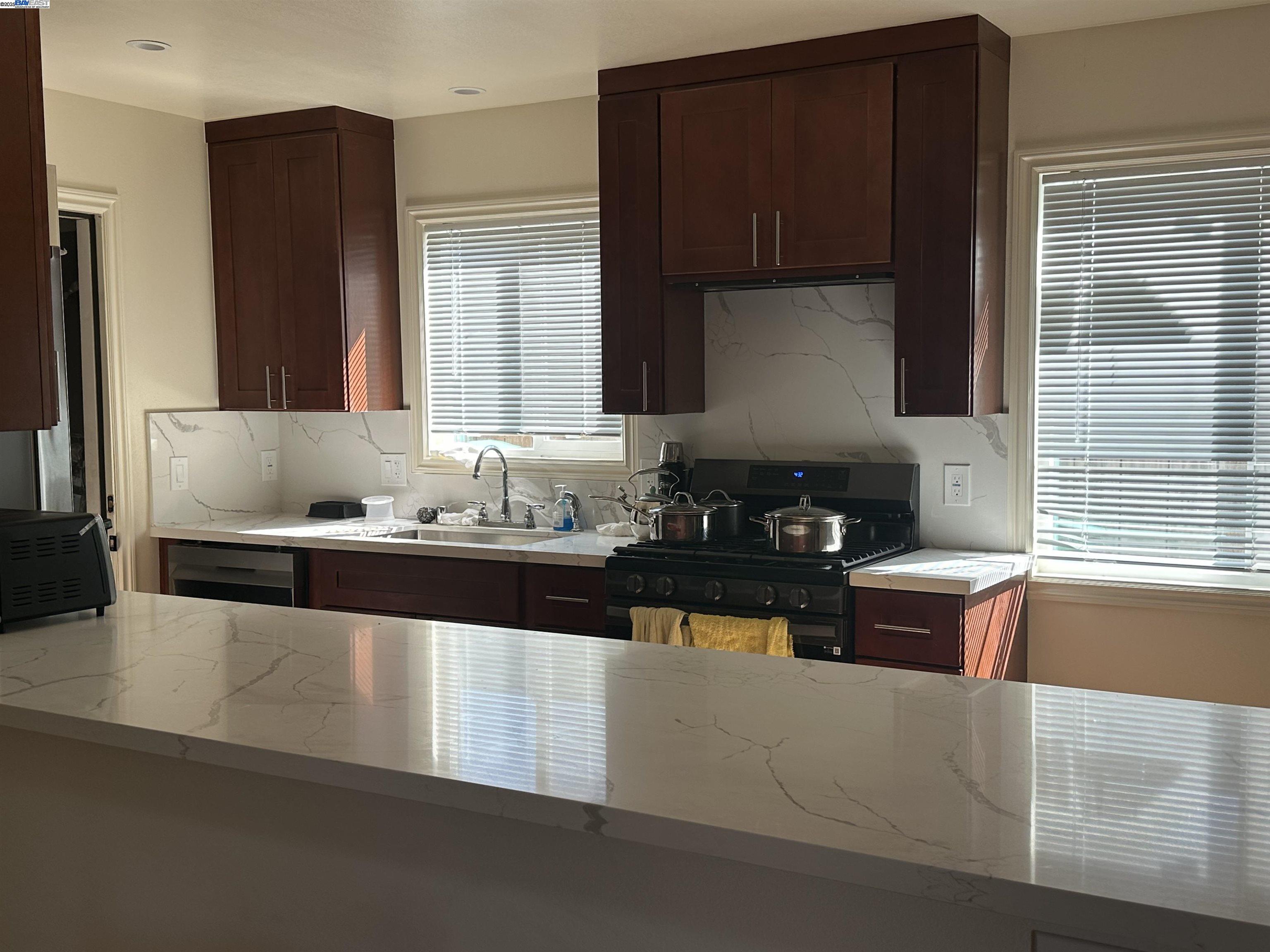 Detail Gallery Image 4 of 11 For 1631 via Ventana, San Lorenzo,  CA 94580 - 5 Beds | 2/1 Baths