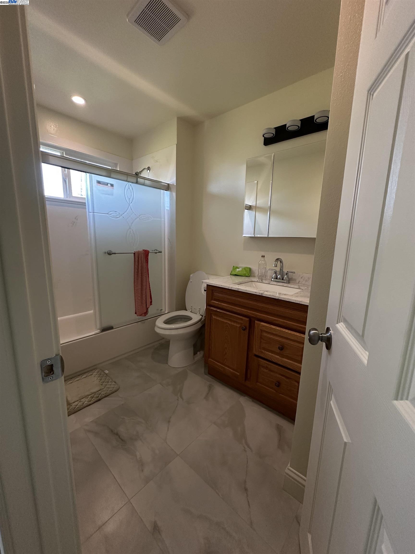 Detail Gallery Image 8 of 11 For 1631 via Ventana, San Lorenzo,  CA 94580 - 5 Beds | 2/1 Baths