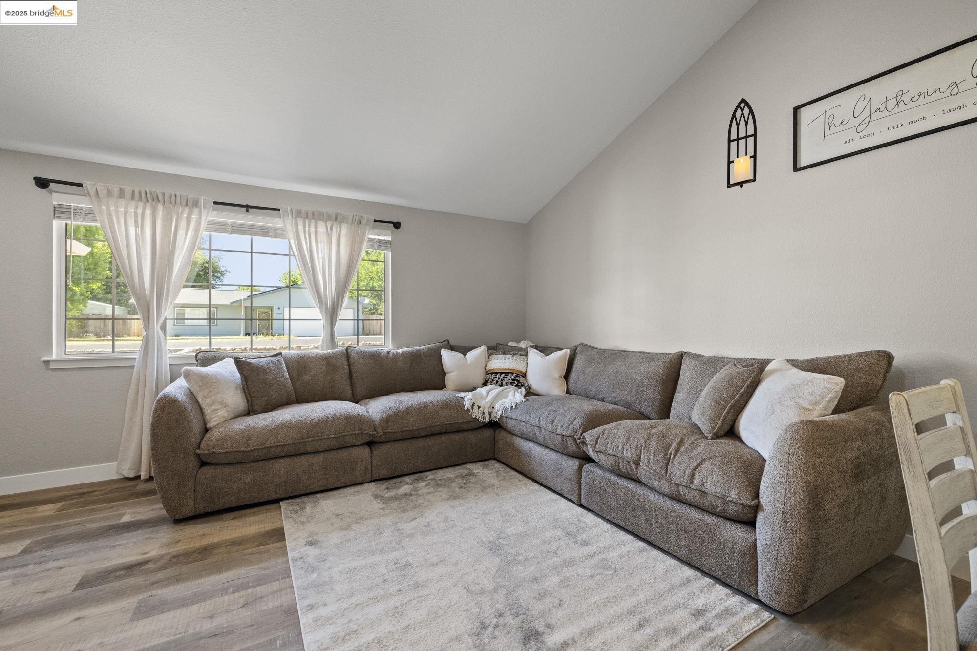 Detail Gallery Image 3 of 26 For 10855 Robinwood Ln, Sonora,  CA 95370 - 3 Beds | 2 Baths
