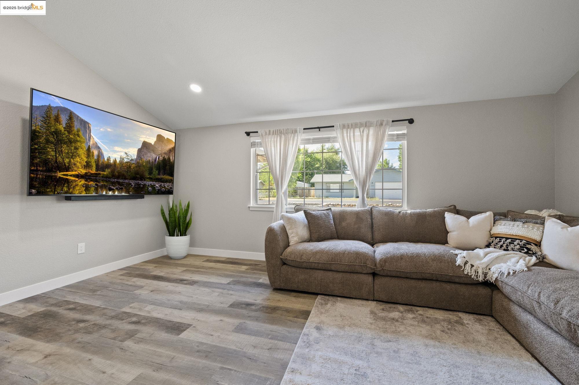 Detail Gallery Image 4 of 26 For 10855 Robinwood Ln, Sonora,  CA 95370 - 3 Beds | 2 Baths