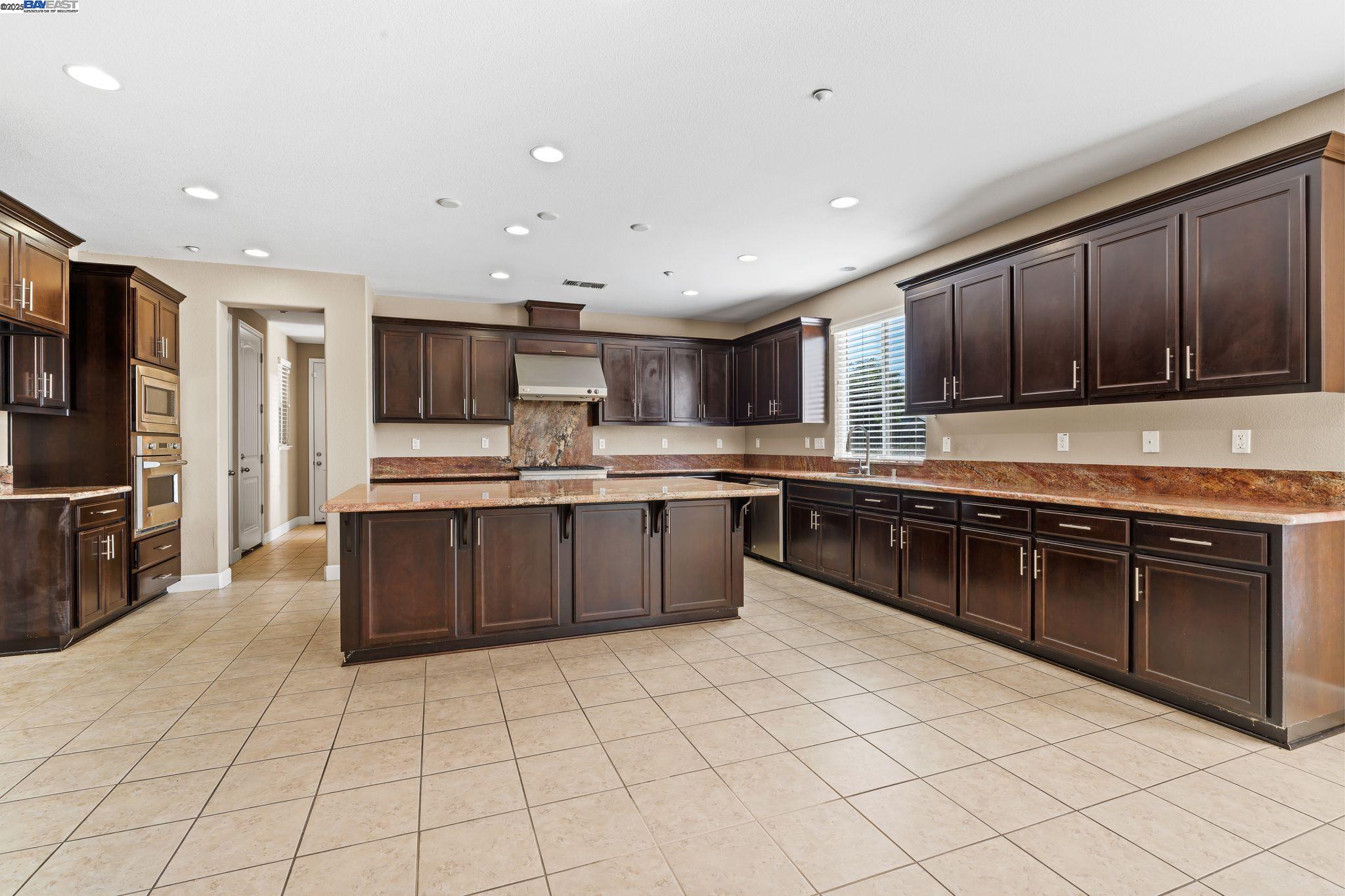 Detail Gallery Image 8 of 27 For 2255 Sugarloaf Ct, Brentwood,  CA 94513 - 6 Beds | 4 Baths