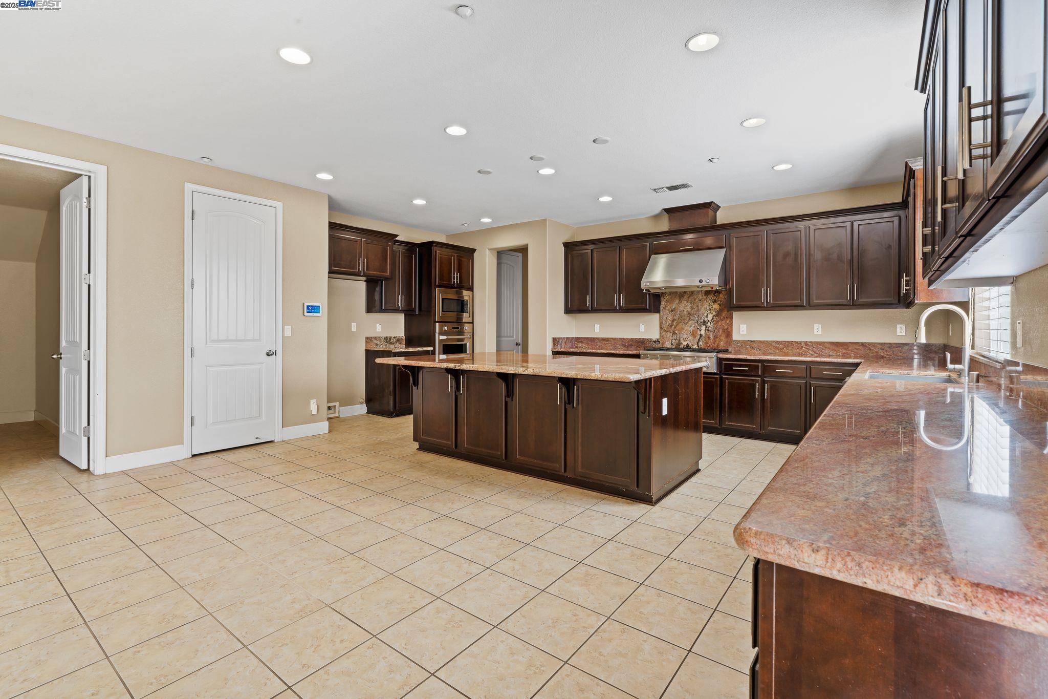 Detail Gallery Image 9 of 27 For 2255 Sugarloaf Ct, Brentwood,  CA 94513 - 6 Beds | 4 Baths