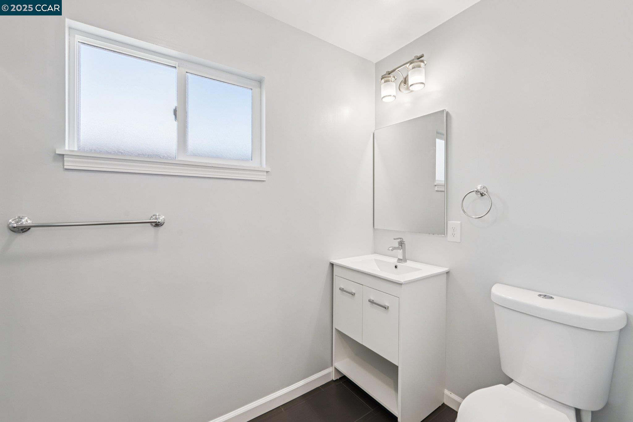 Detail Gallery Image 14 of 41 For 2110 Hellings Avenue, Richmond,  CA 94801 - 3 Beds | 2 Baths