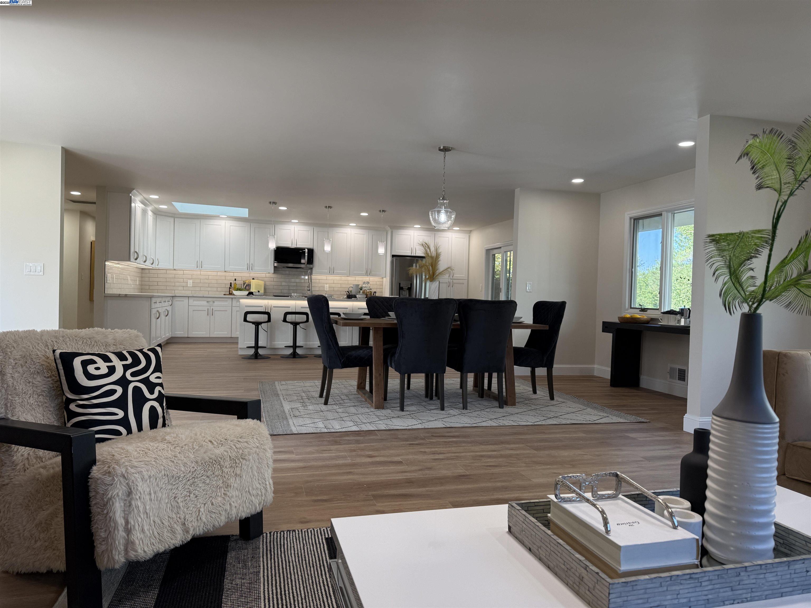 Detail Gallery Image 2 of 37 For 174 Town and Country Dr, Danville,  CA 94526 - 5 Beds | 2/1 Baths