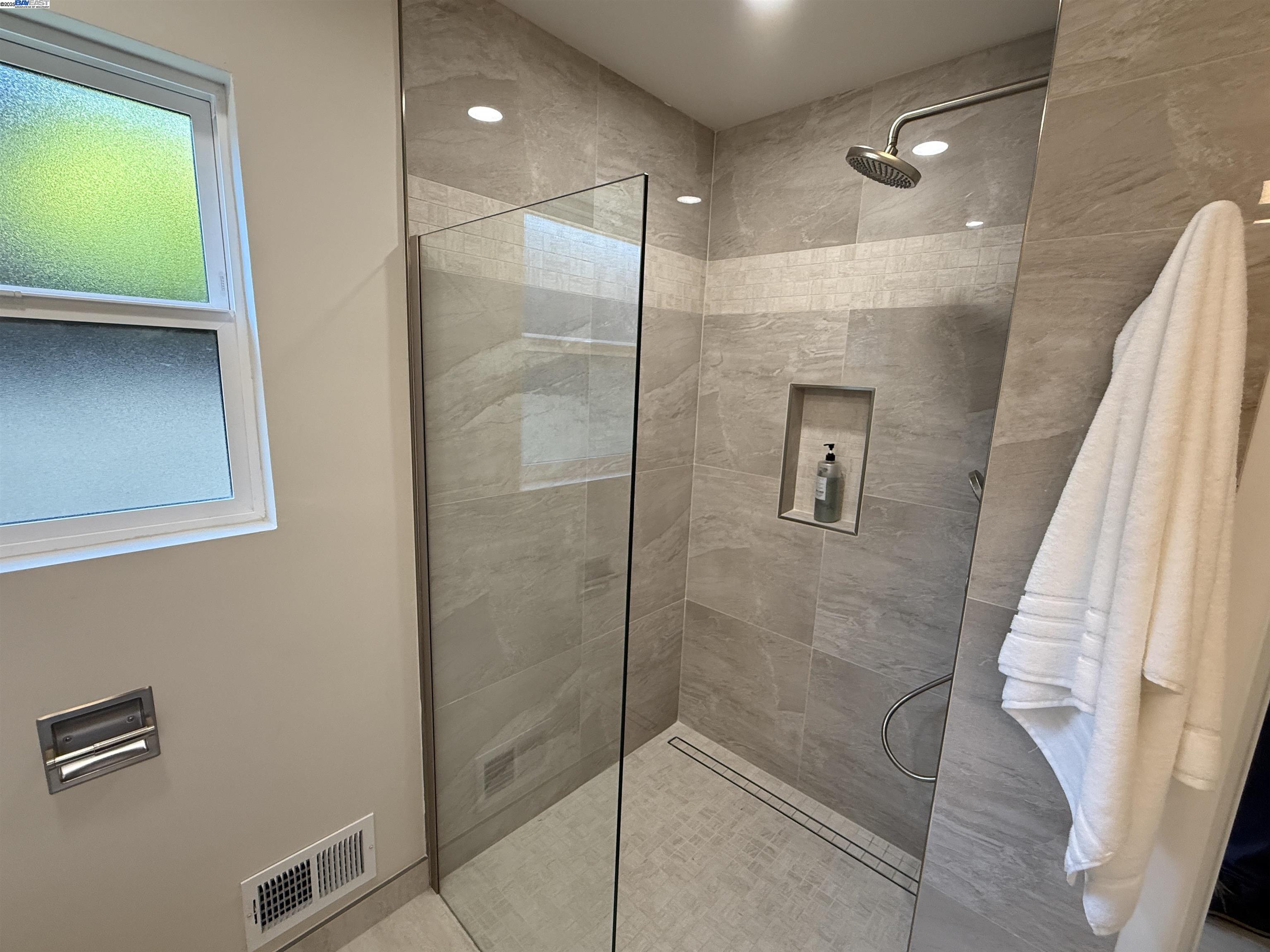 Detail Gallery Image 16 of 37 For 174 Town and Country Dr, Danville,  CA 94526 - 5 Beds | 2/1 Baths