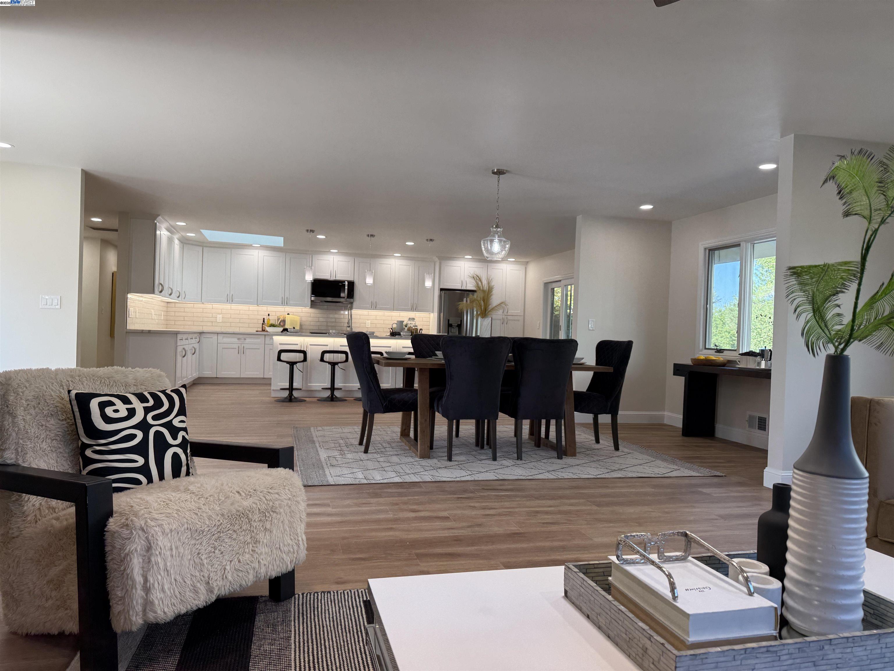 Detail Gallery Image 4 of 37 For 174 Town and Country Dr, Danville,  CA 94526 - 5 Beds | 2/1 Baths