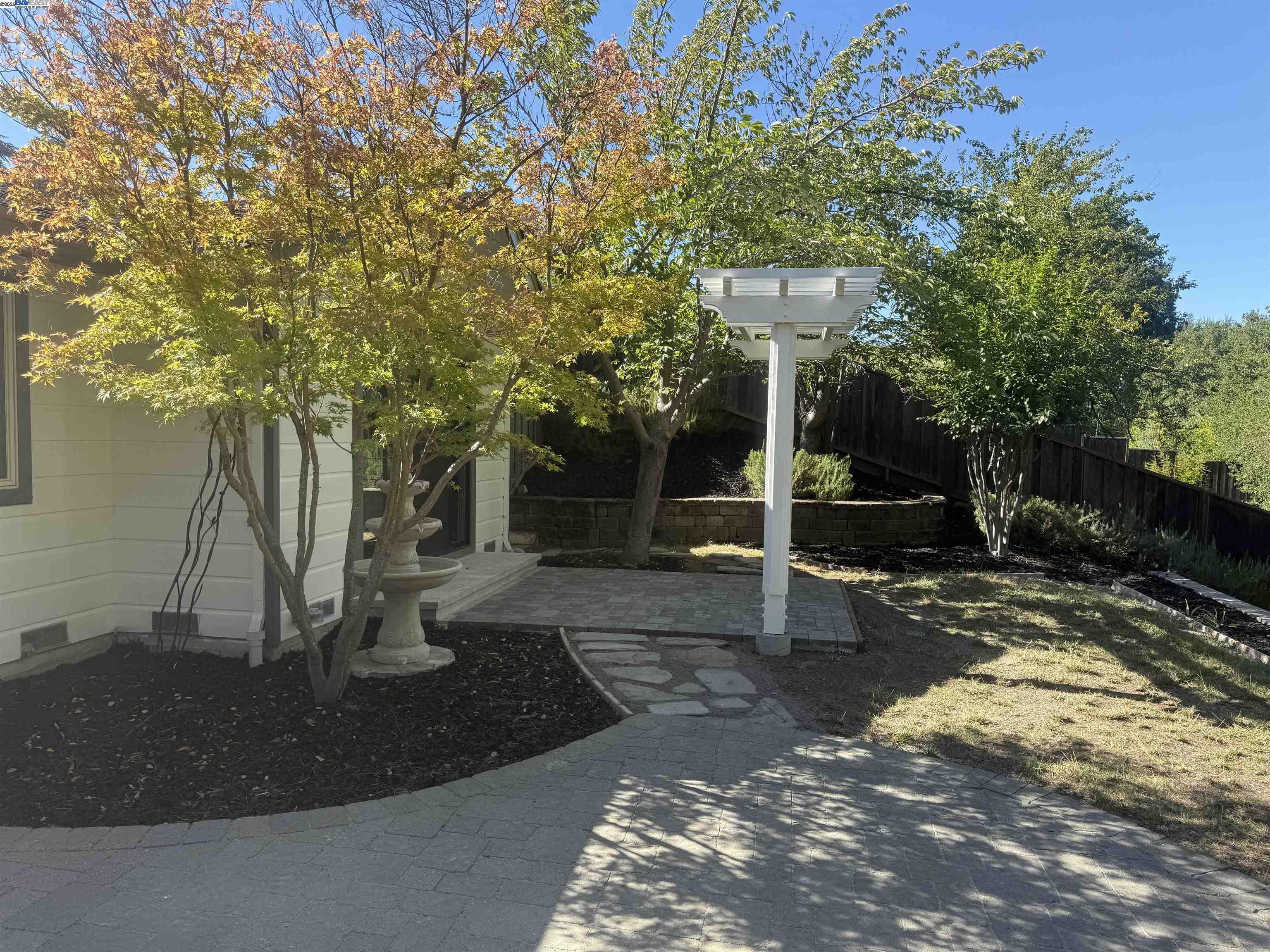 Detail Gallery Image 31 of 37 For 174 Town and Country Dr, Danville,  CA 94526 - 5 Beds | 2/1 Baths