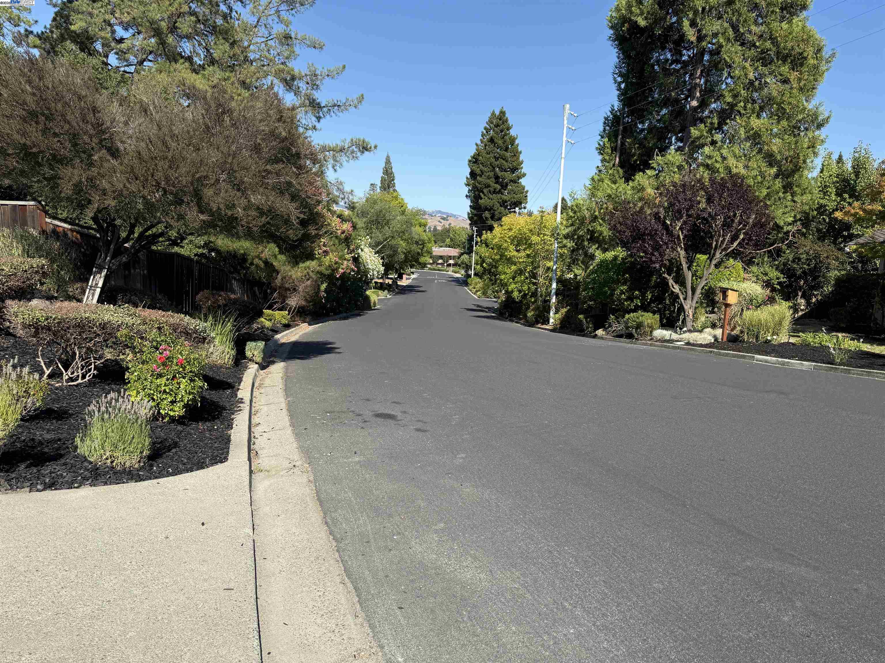 Detail Gallery Image 35 of 37 For 174 Town and Country Dr, Danville,  CA 94526 - 5 Beds | 2/1 Baths