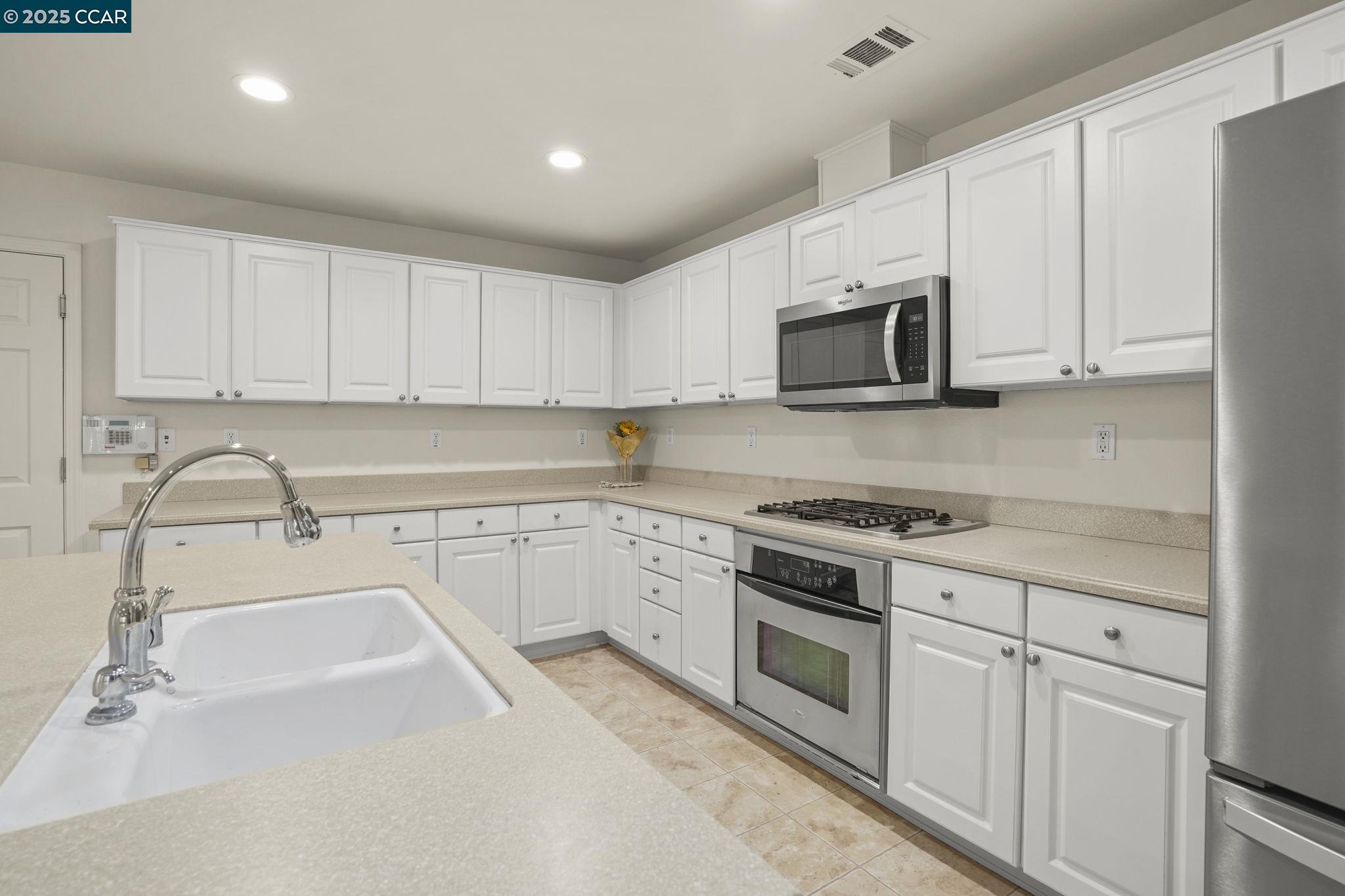 Detail Gallery Image 11 of 27 For 192 Jupiter Ct, Pittsburg,  CA 94565 - 3 Beds | 2/1 Baths