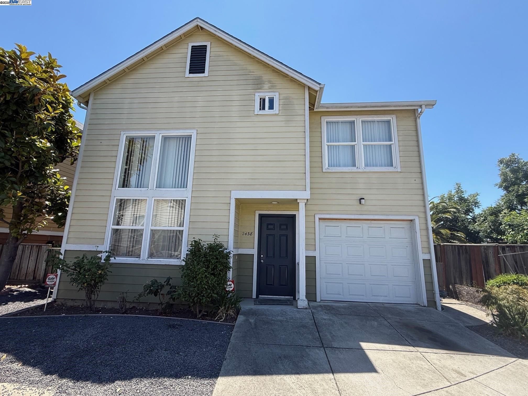 Detail Gallery Image 2 of 26 For 2438 Savannah Court, Oakland,  CA 94603 - 3 Beds | 2 Baths