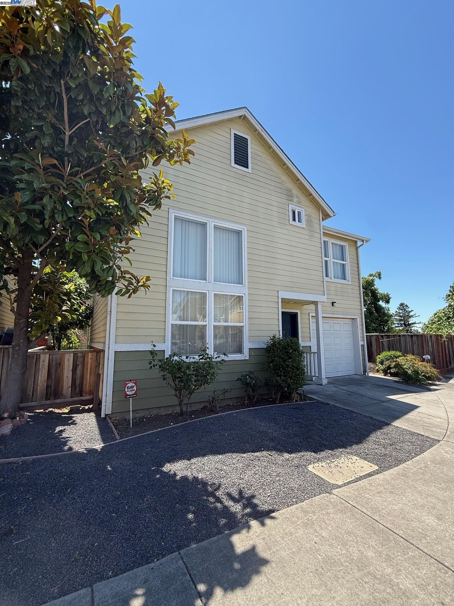 Detail Gallery Image 5 of 26 For 2438 Savannah Court, Oakland,  CA 94603 - 3 Beds | 2 Baths